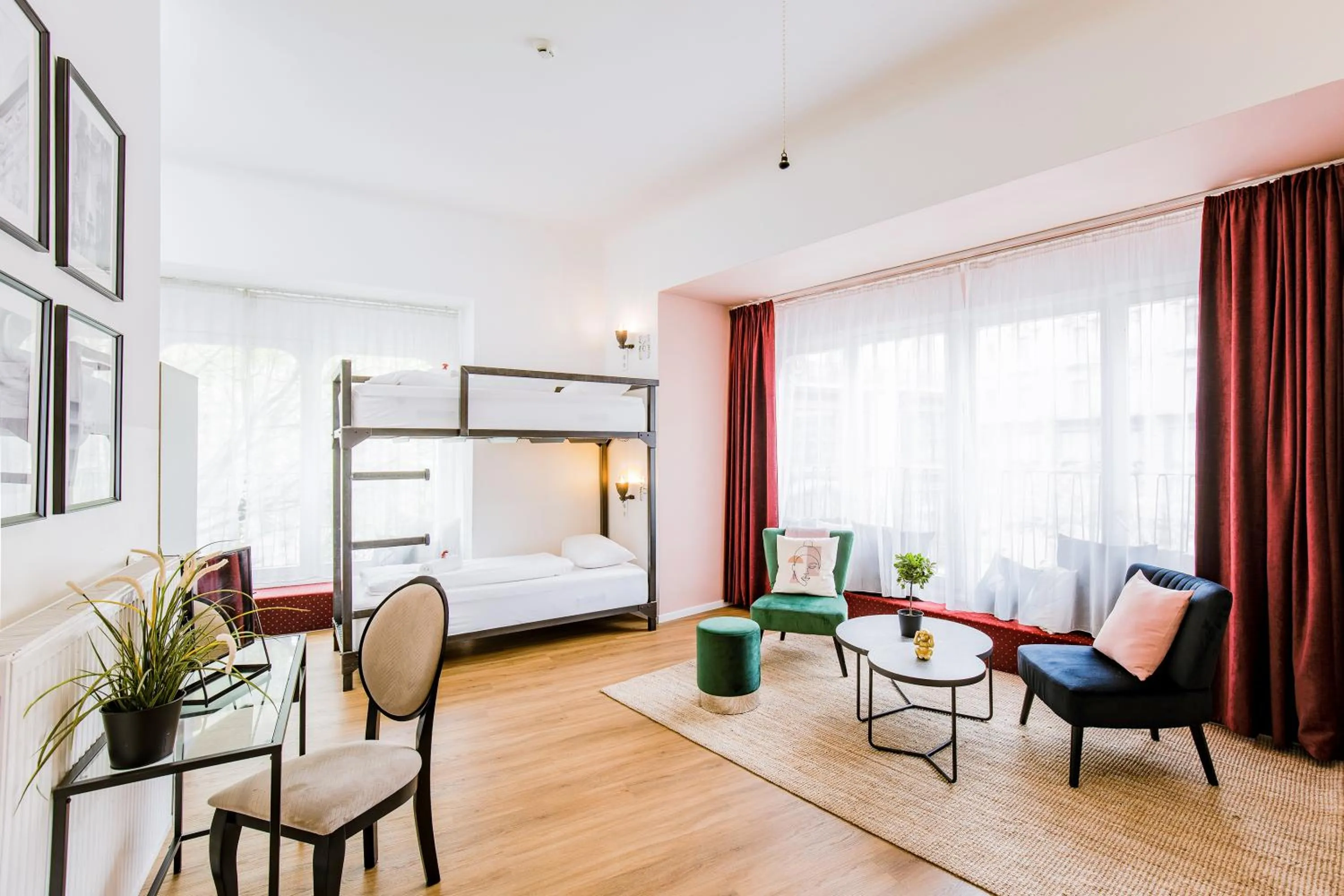 Seating area, Bed in Maverick Downtown