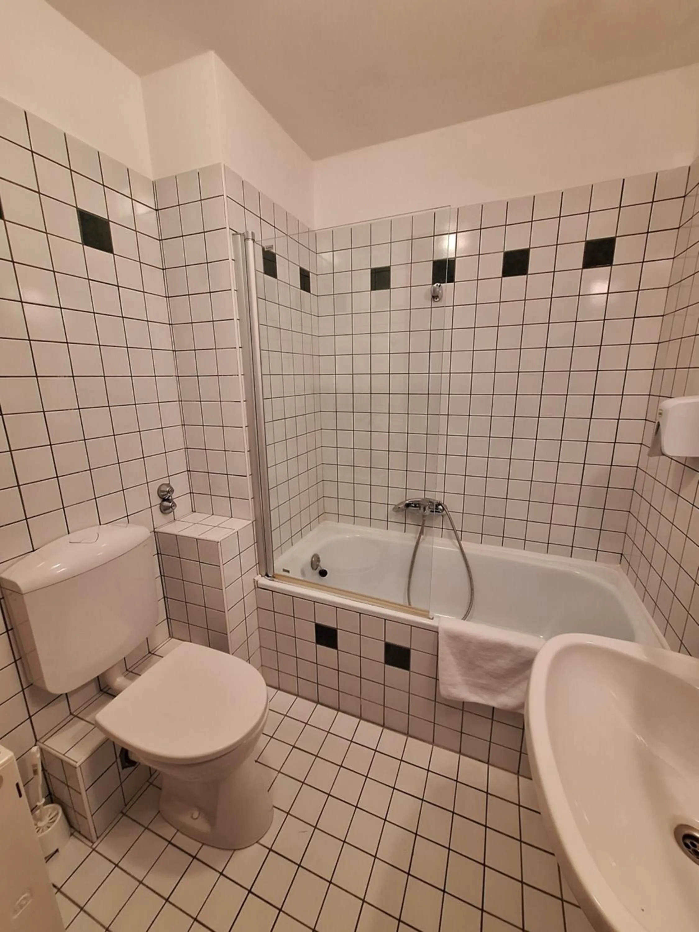 Shower in Sándor Hotel