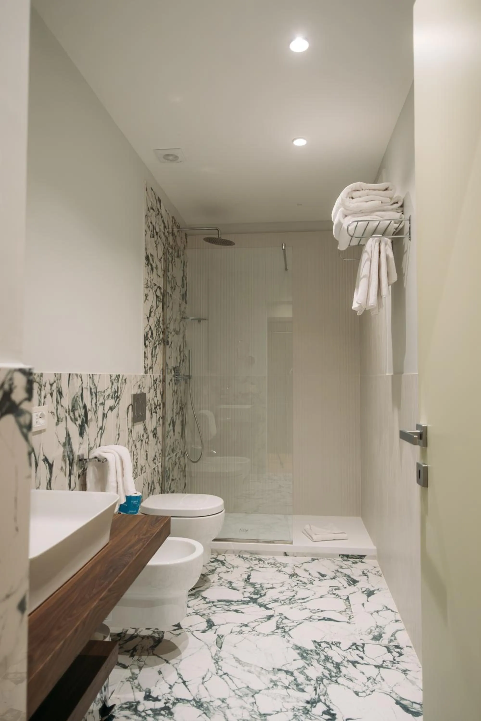 Shower, Bed in Boutique Centrale Palace Hotel