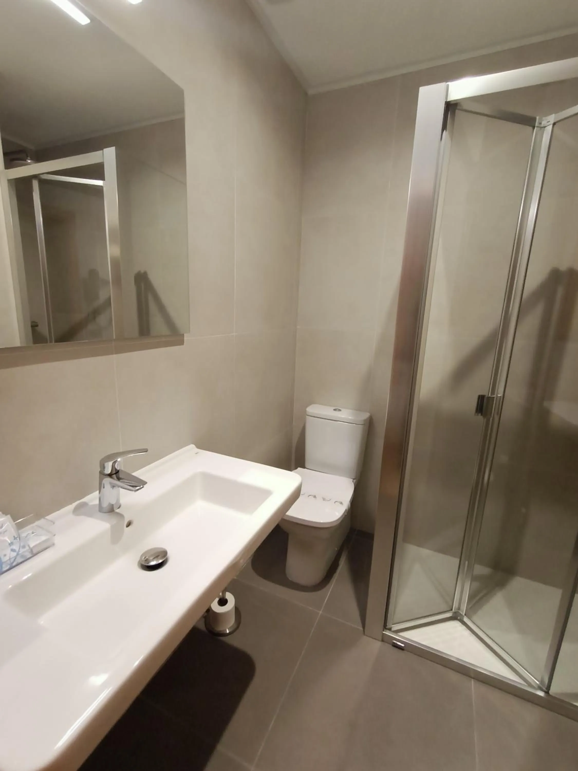 Shower in Hotel Vilobi