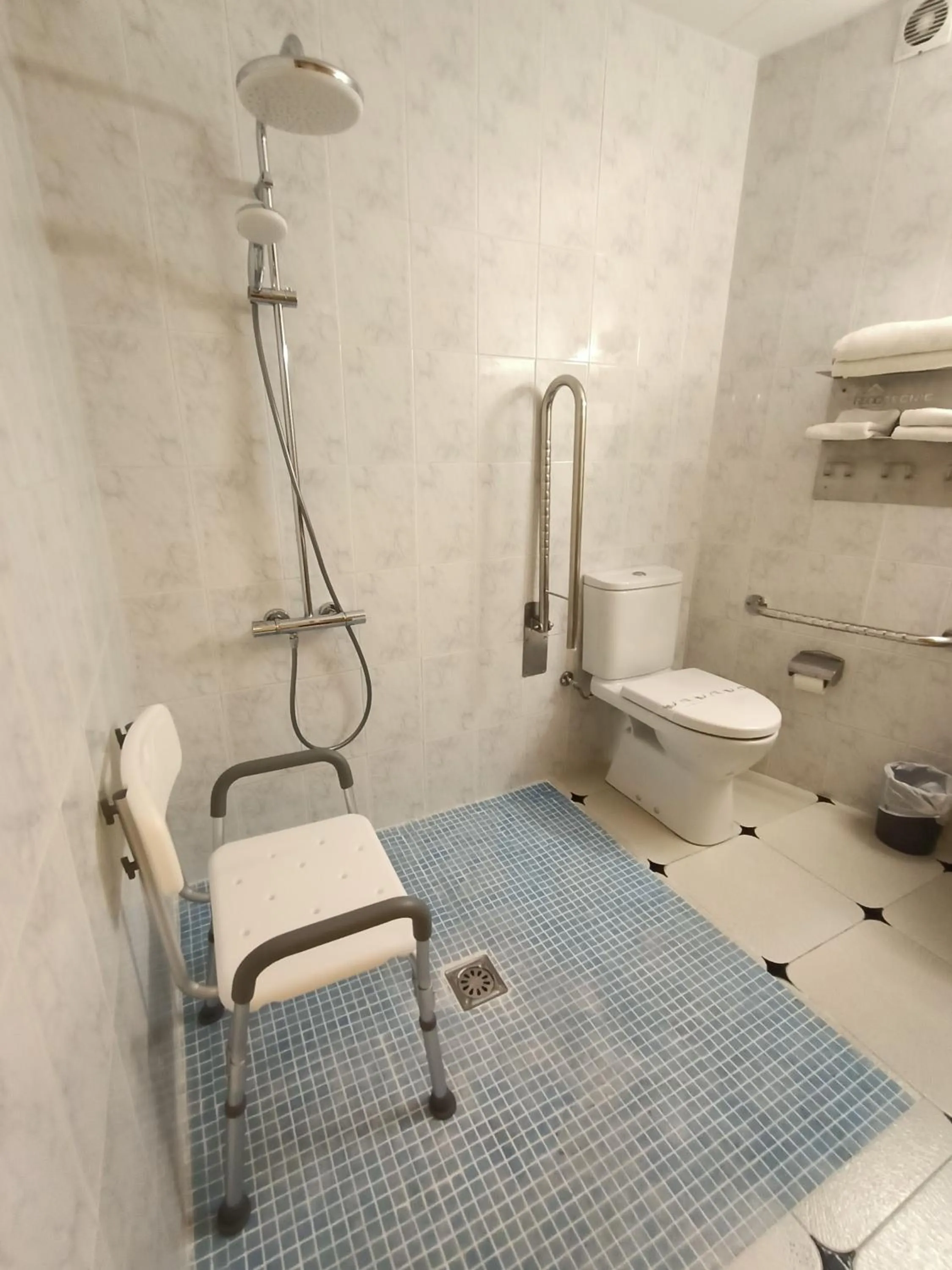 Shower in Hotel Vilobi