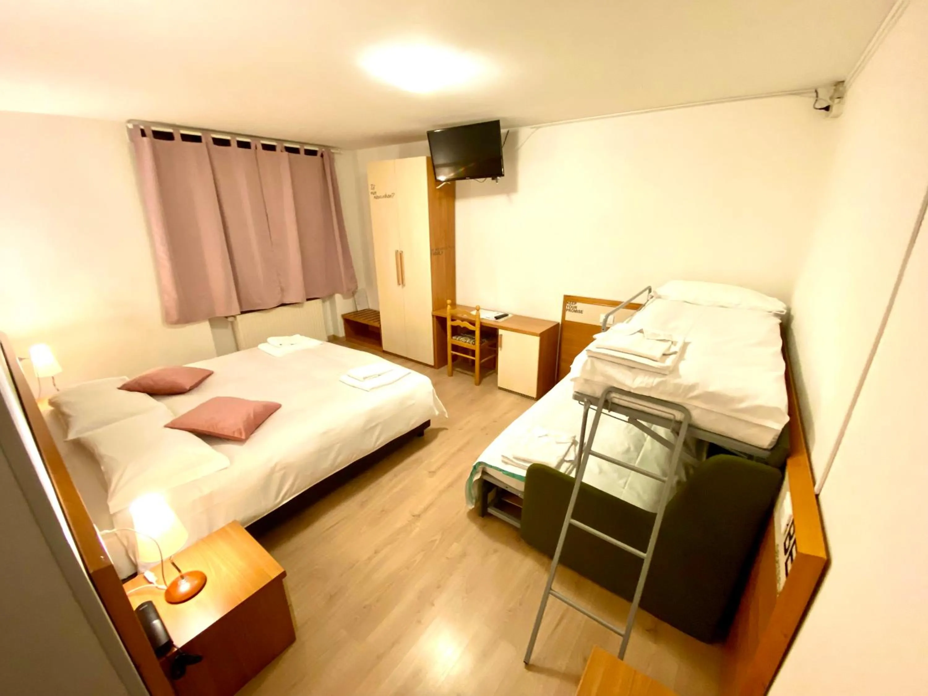 Bed in Hotel B&B Lorenzini Ski