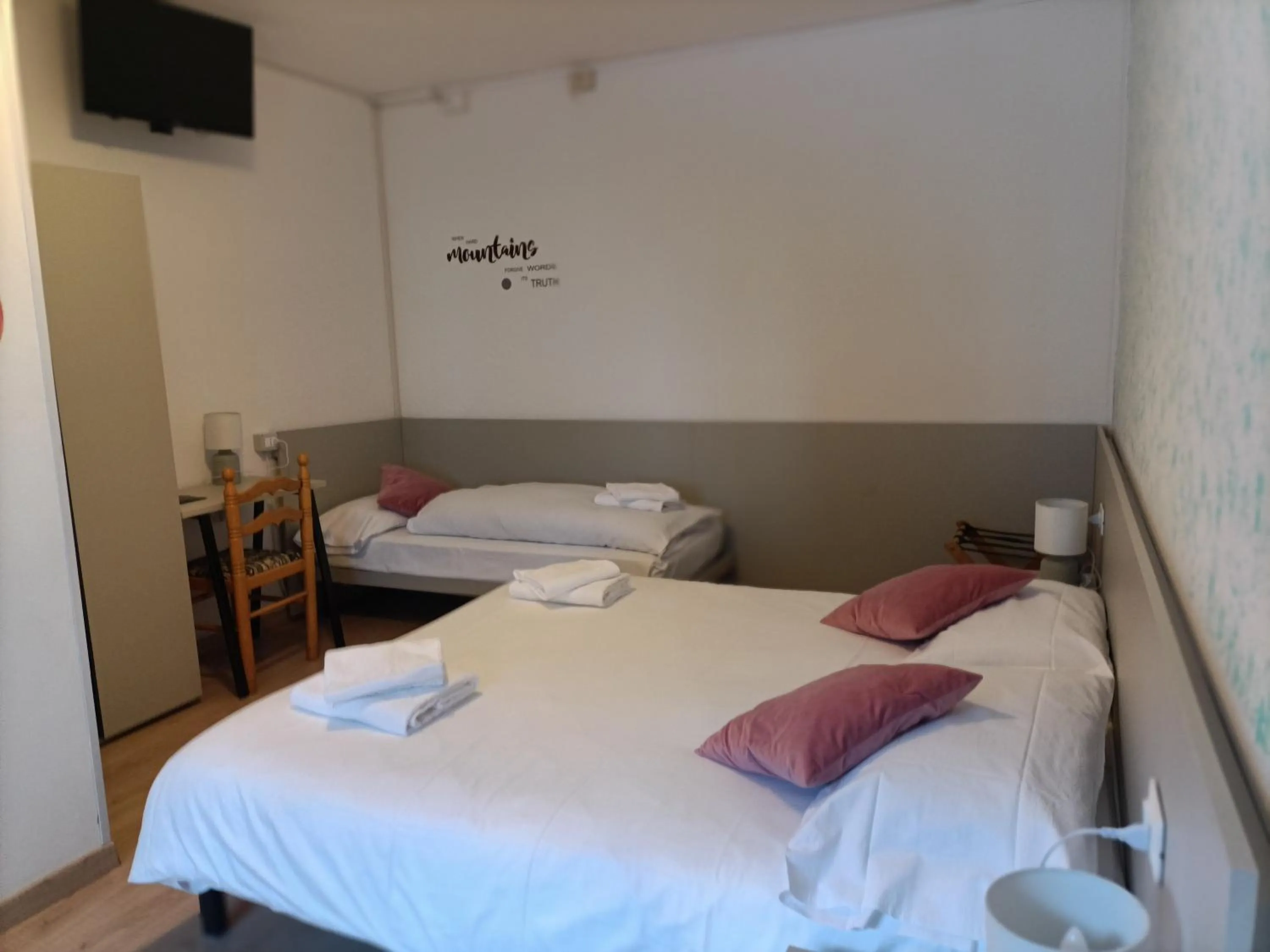 Bed in Hotel B&B Lorenzini Ski