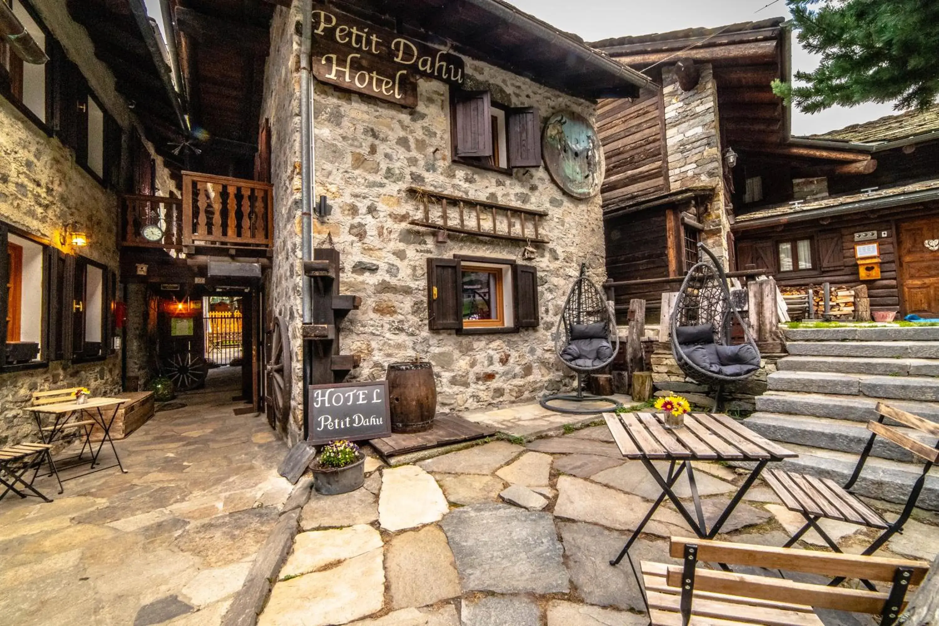 Hotel Petit Dahu - Chambres et Restaurant Hotel Petit Dahu - Chambres et Restaurant