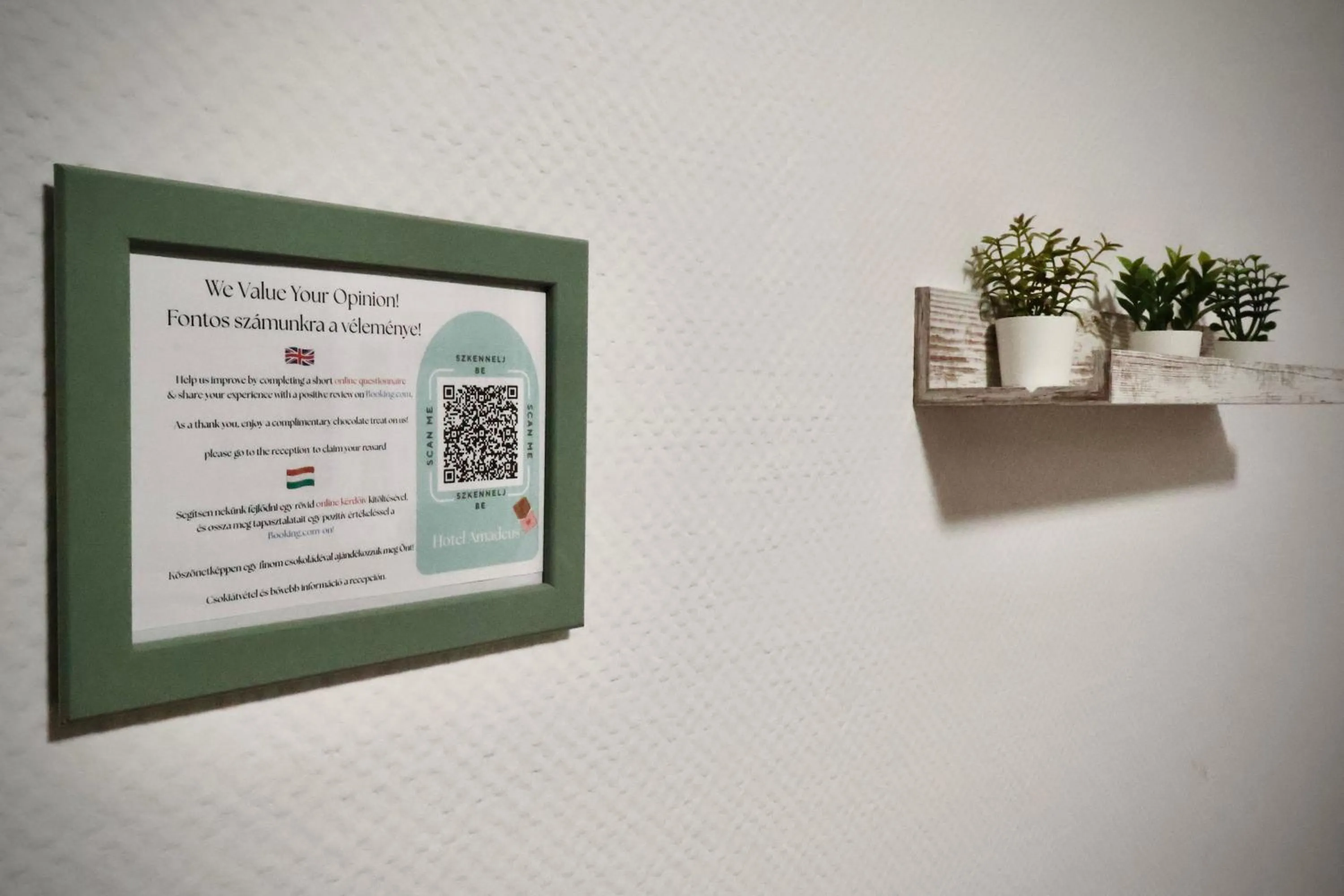 Text overlay in Hotel Amadeus