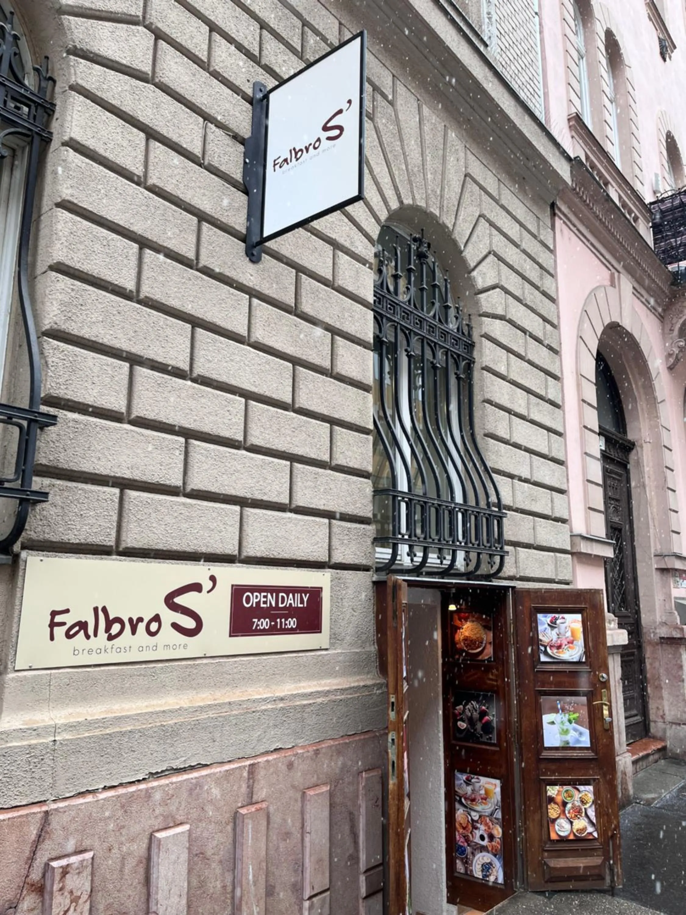 Restaurant/places to eat in easyHotel Budapest Oktogon