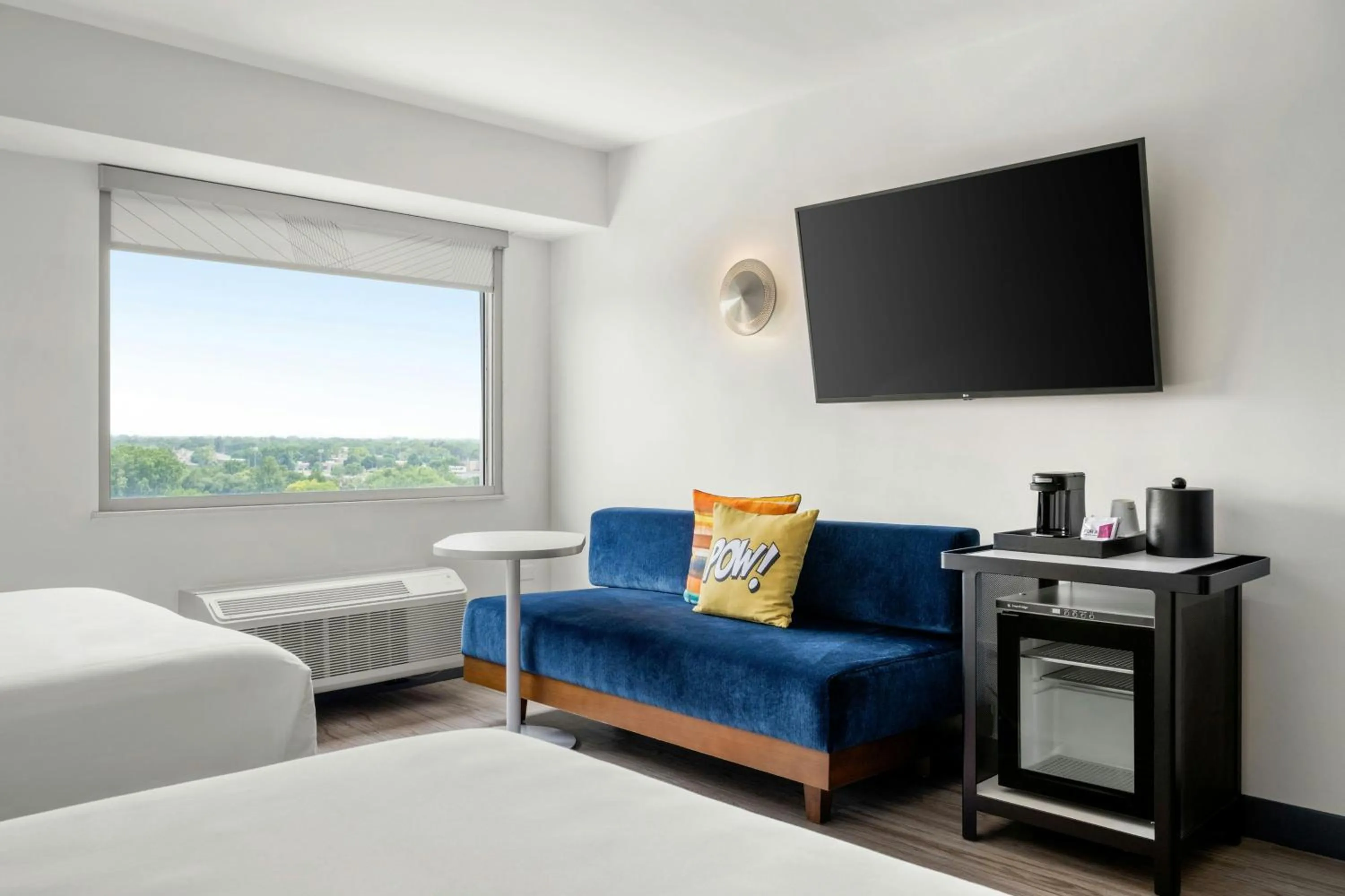 Photo of the whole room, Bed in Aloft Chicago Schaumburg