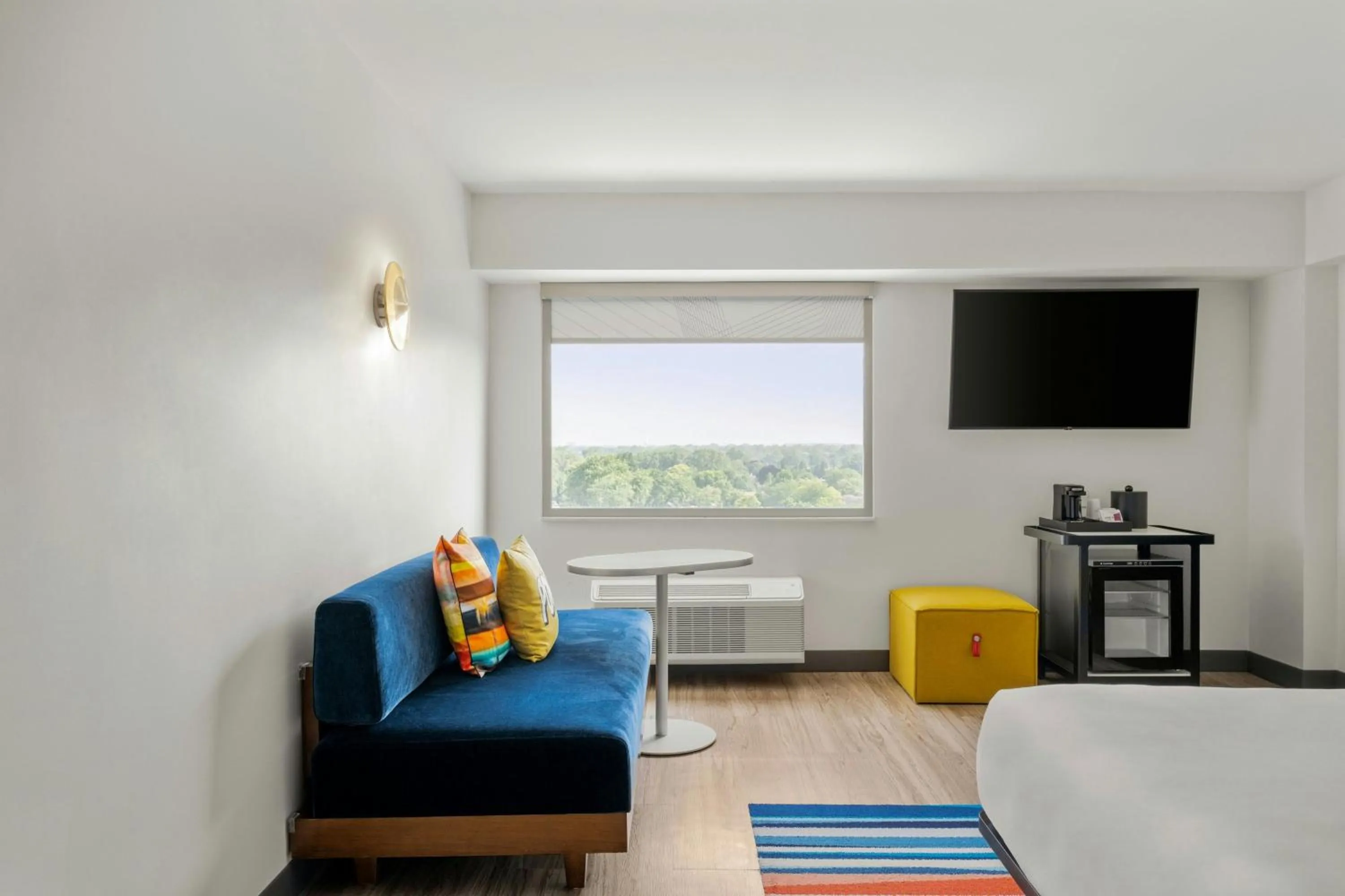 Photo of the whole room, Bed in Aloft Chicago Schaumburg