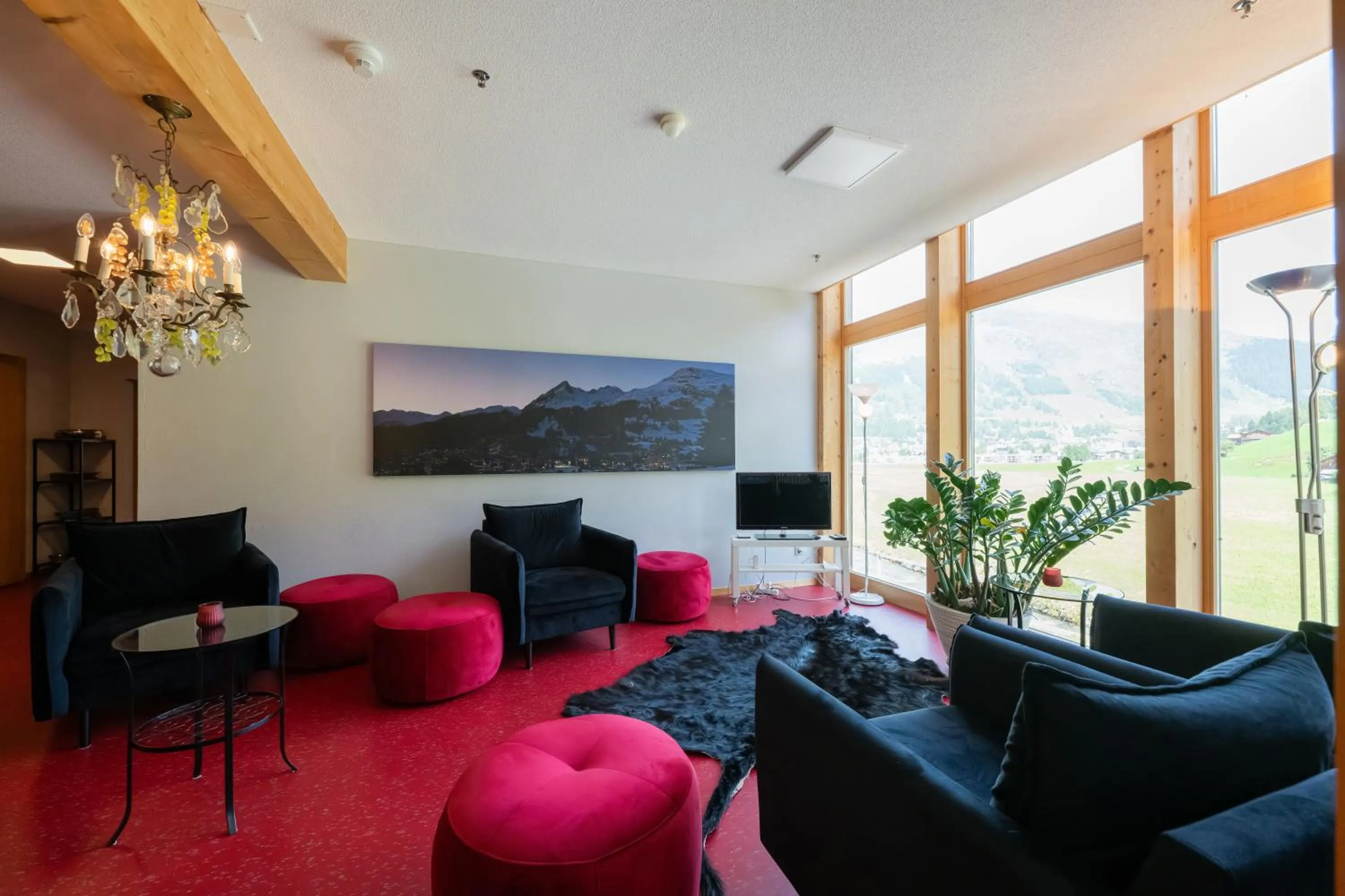 Communal lounge/ TV room in Shima-Davos
