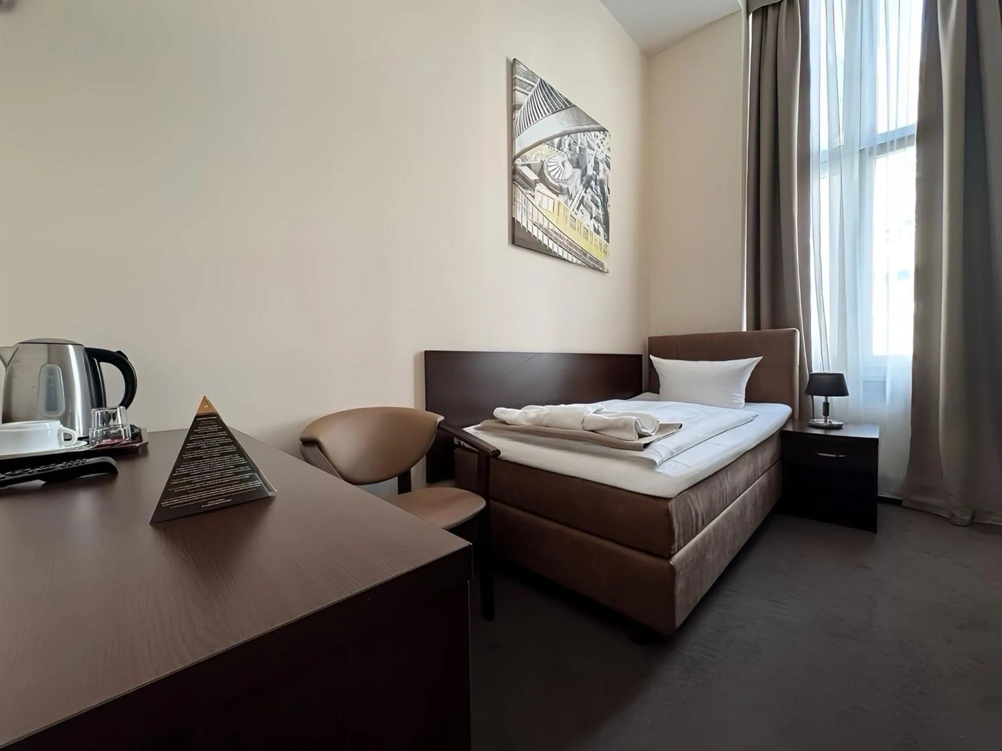 Guests, Bed in Upper Room Hotel Kurfürstendamm