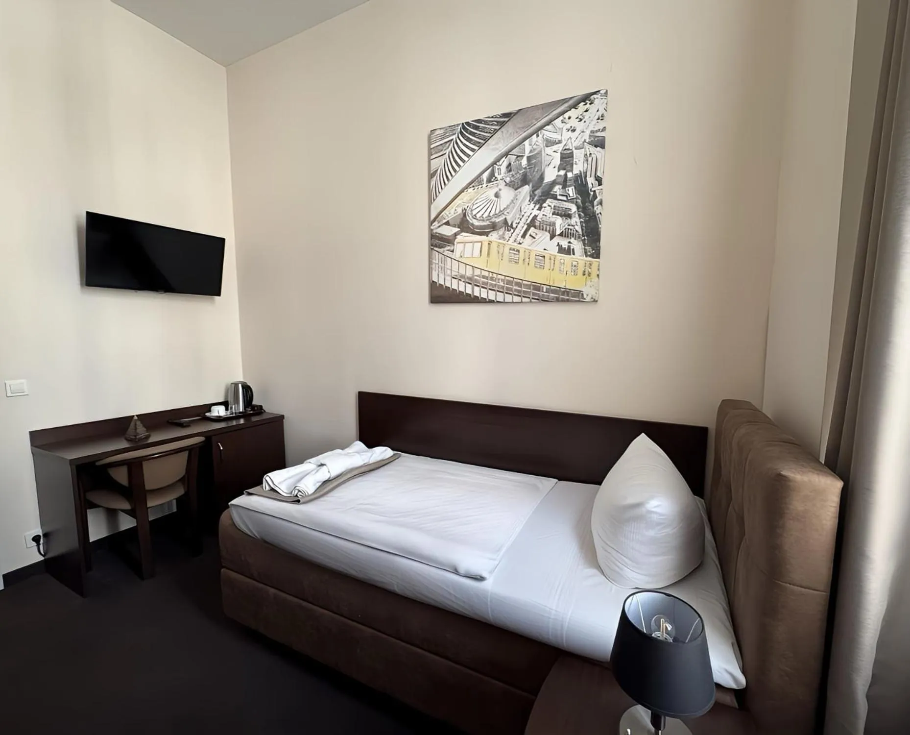 Photo of the whole room, Bed in Upper Room Hotel Kurfürstendamm