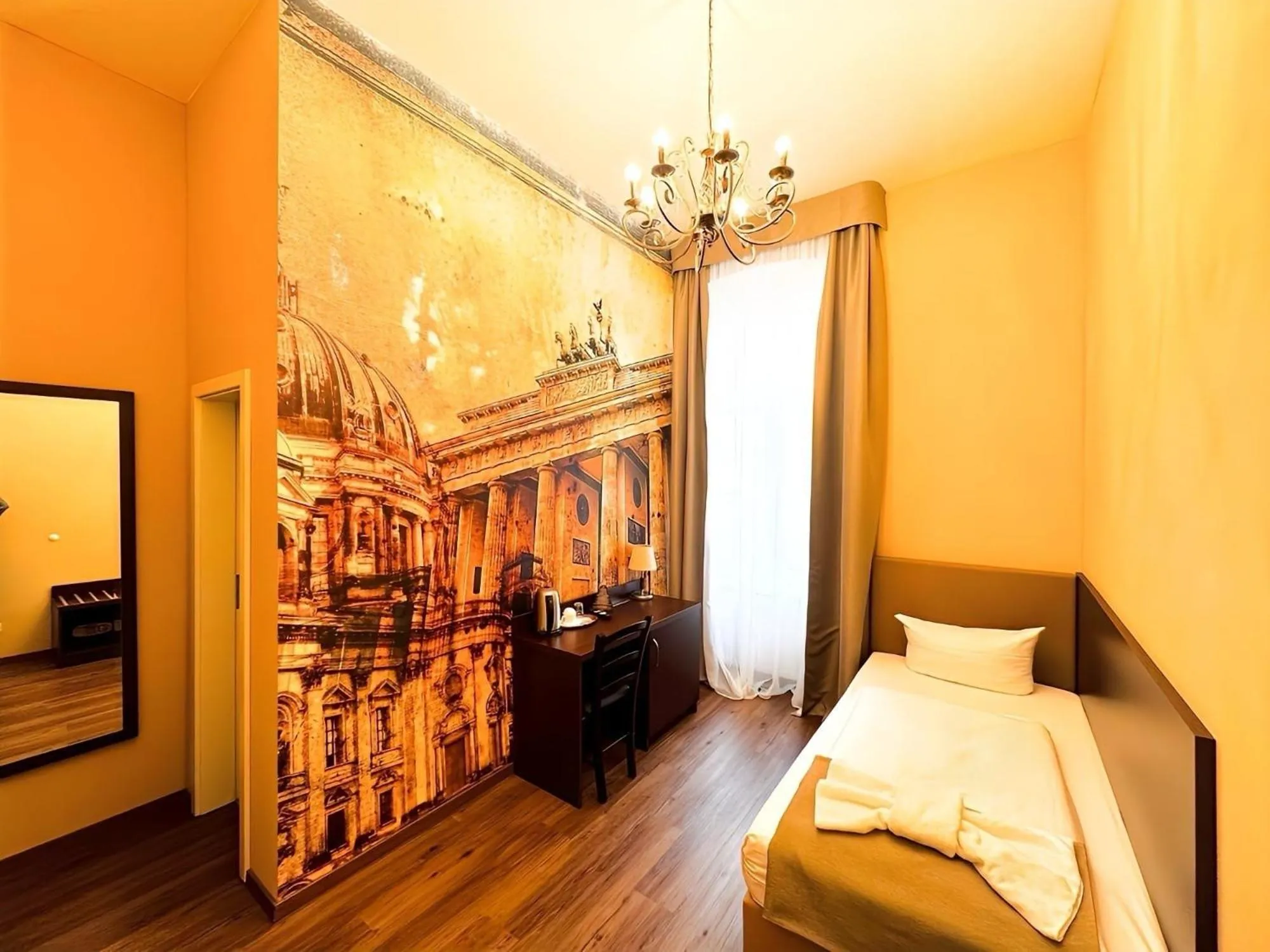 Guests, Bed in Upper Room Hotel Kurfürstendamm