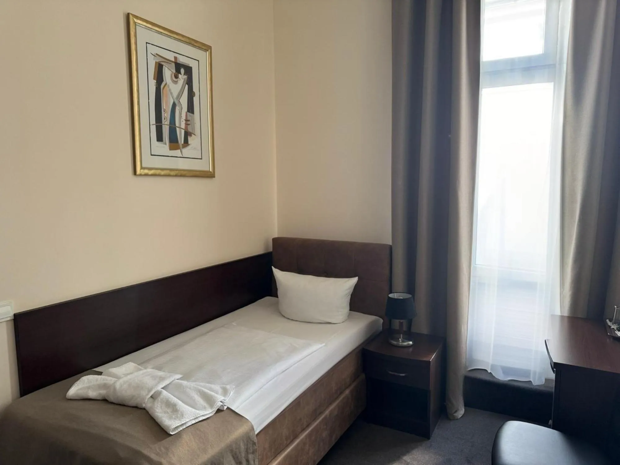 Photo of the whole room, Bed in Upper Room Hotel Kurfürstendamm