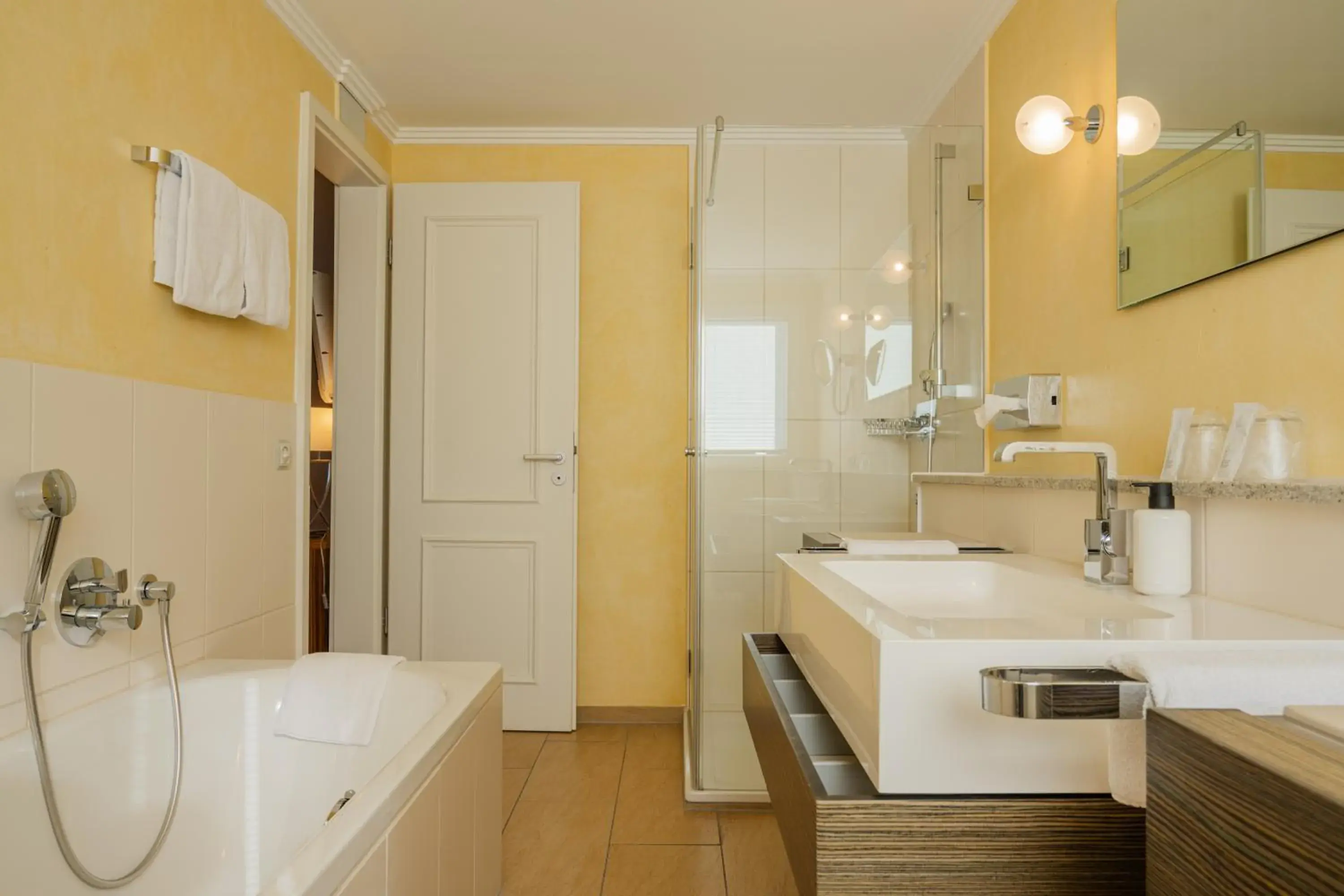 Junior Suite in Gästehaus Heinrich Schüchtermann Junior Suite in Gästehaus Heinrich Schüchtermann