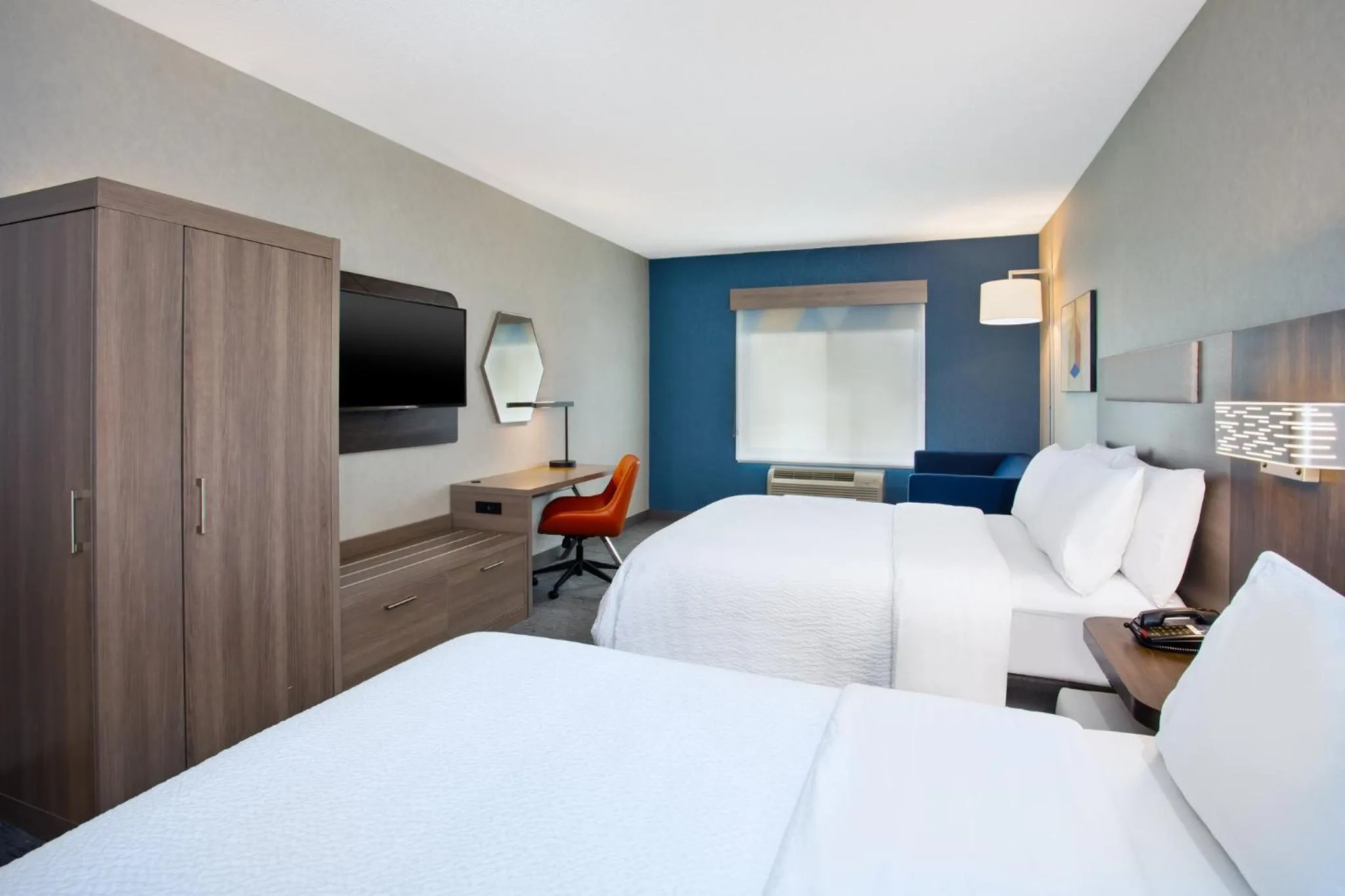 Photo of the whole room, Bed in Holiday Inn Express Hotel & Suites - Belleville Area by IHG