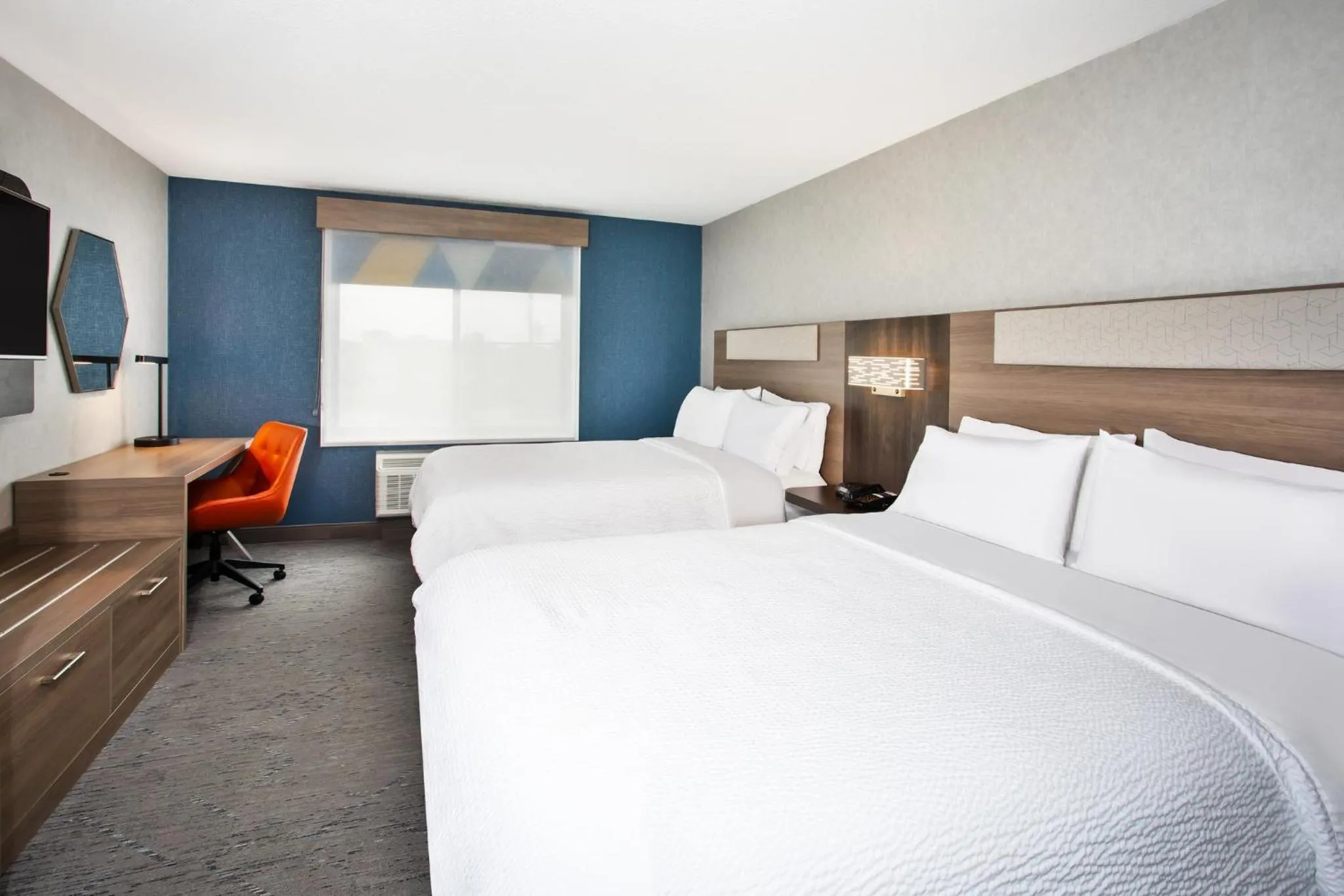 Photo of the whole room, Bed in Holiday Inn Express Hotel & Suites - Belleville Area by IHG