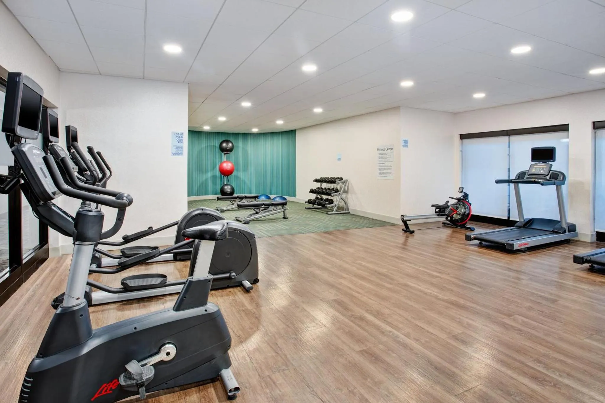 Spa and wellness centre/facilities in Holiday Inn Express Hotel & Suites - Belleville Area by IHG