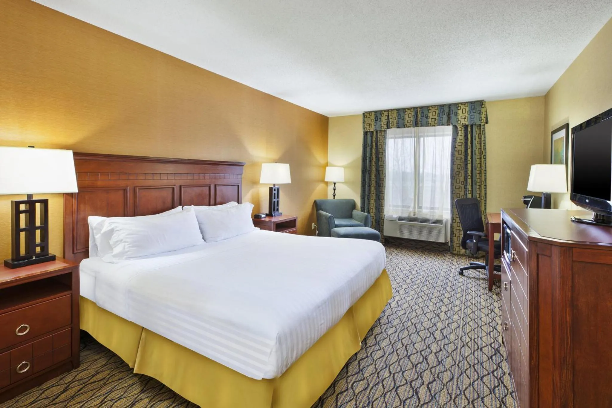 Photo of the whole room, Bed in Holiday Inn Express Hotel & Suites - Belleville Area by IHG