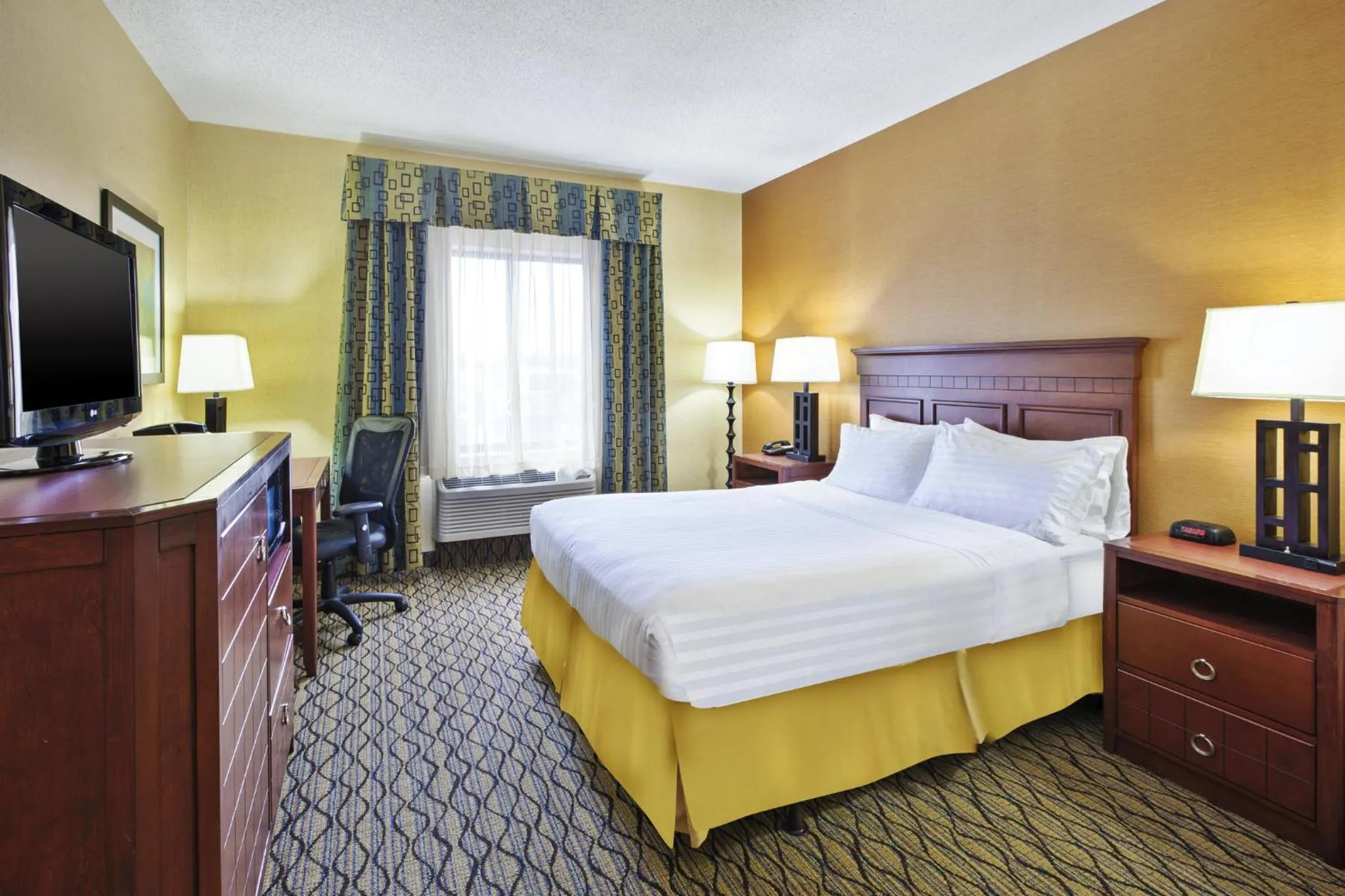 Photo of the whole room, Bed in Holiday Inn Express Hotel & Suites - Belleville Area by IHG