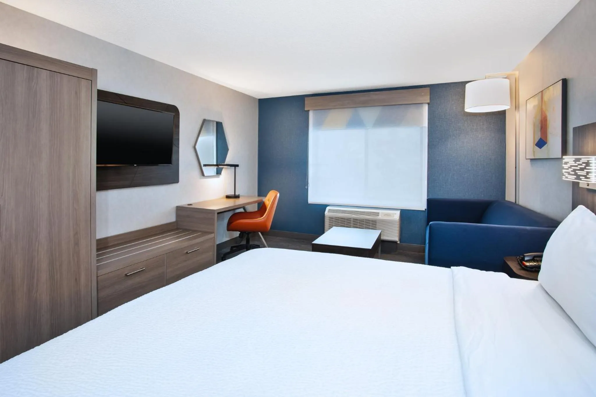 Photo of the whole room, Bed in Holiday Inn Express Hotel & Suites - Belleville Area by IHG