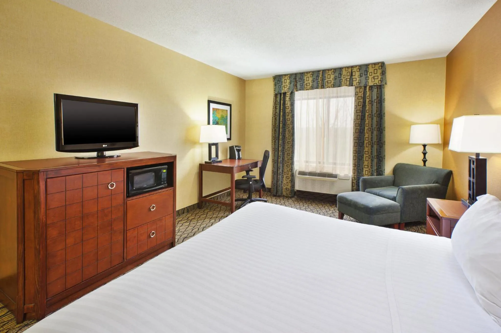 Photo of the whole room, Bed in Holiday Inn Express Hotel & Suites - Belleville Area by IHG