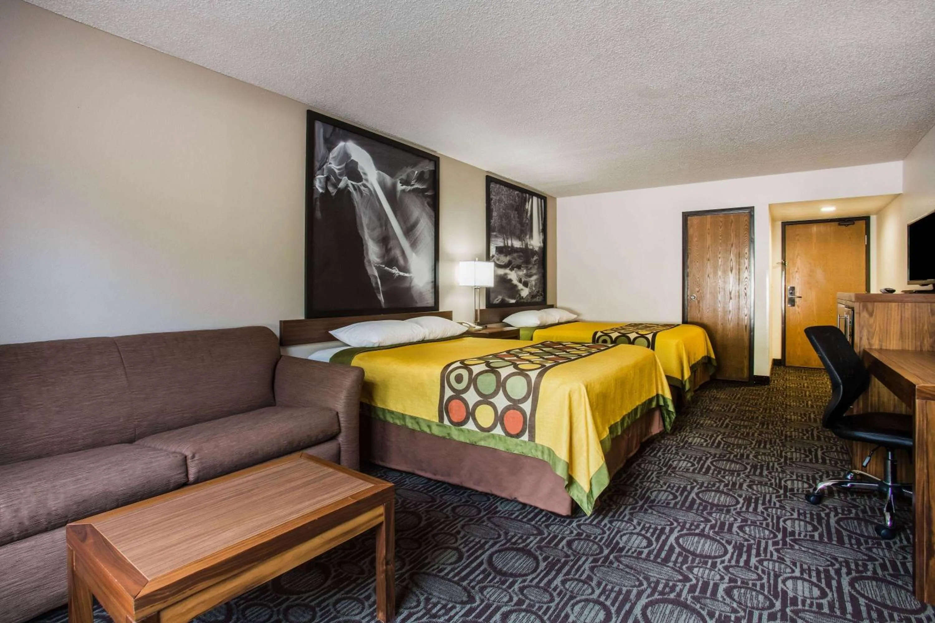 Photo of the whole room, Bed in Super 8 by Wyndham Flagstaff