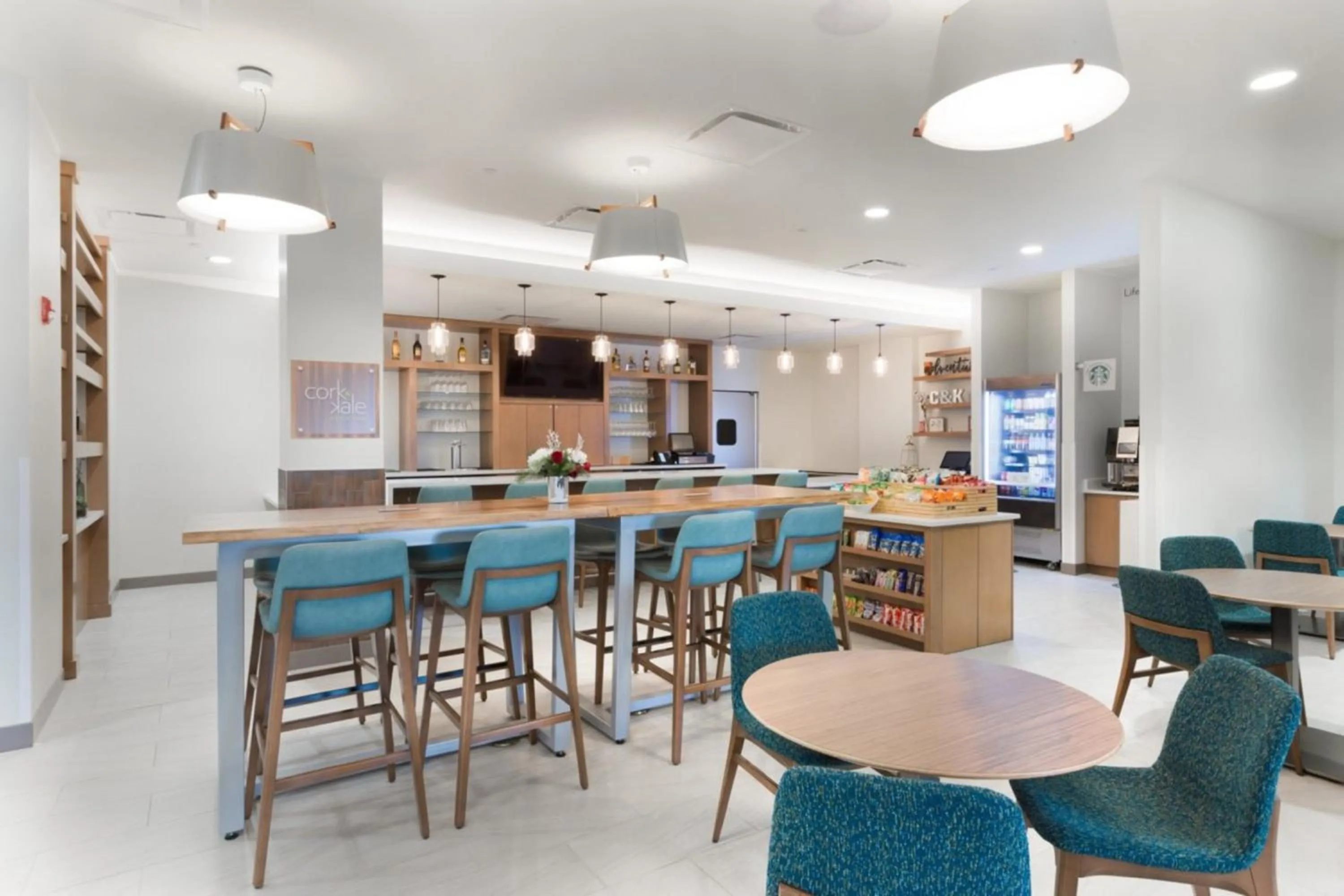 Lounge or bar in EVEN Hotel Chicago - Tinley Park - Convention Center by IHG