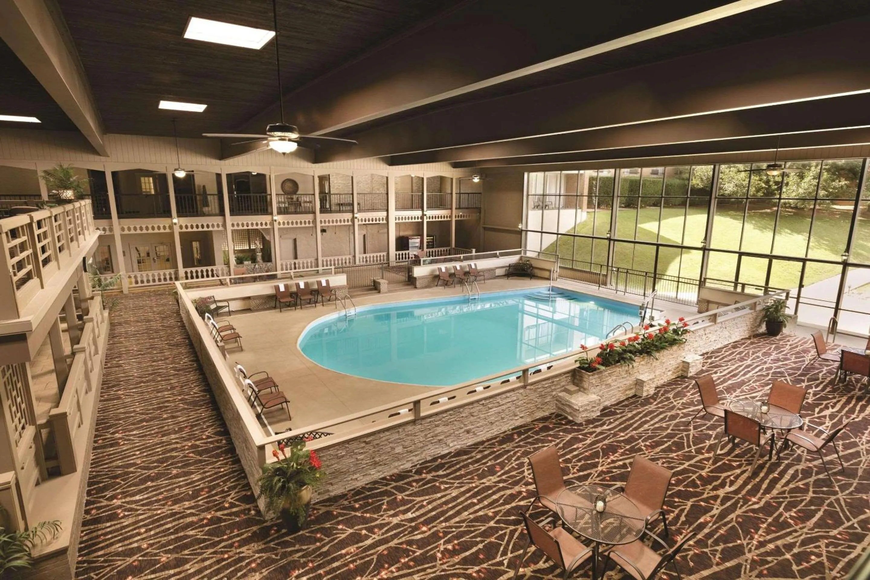 Swimming pool in Radisson Hotel Louisville North