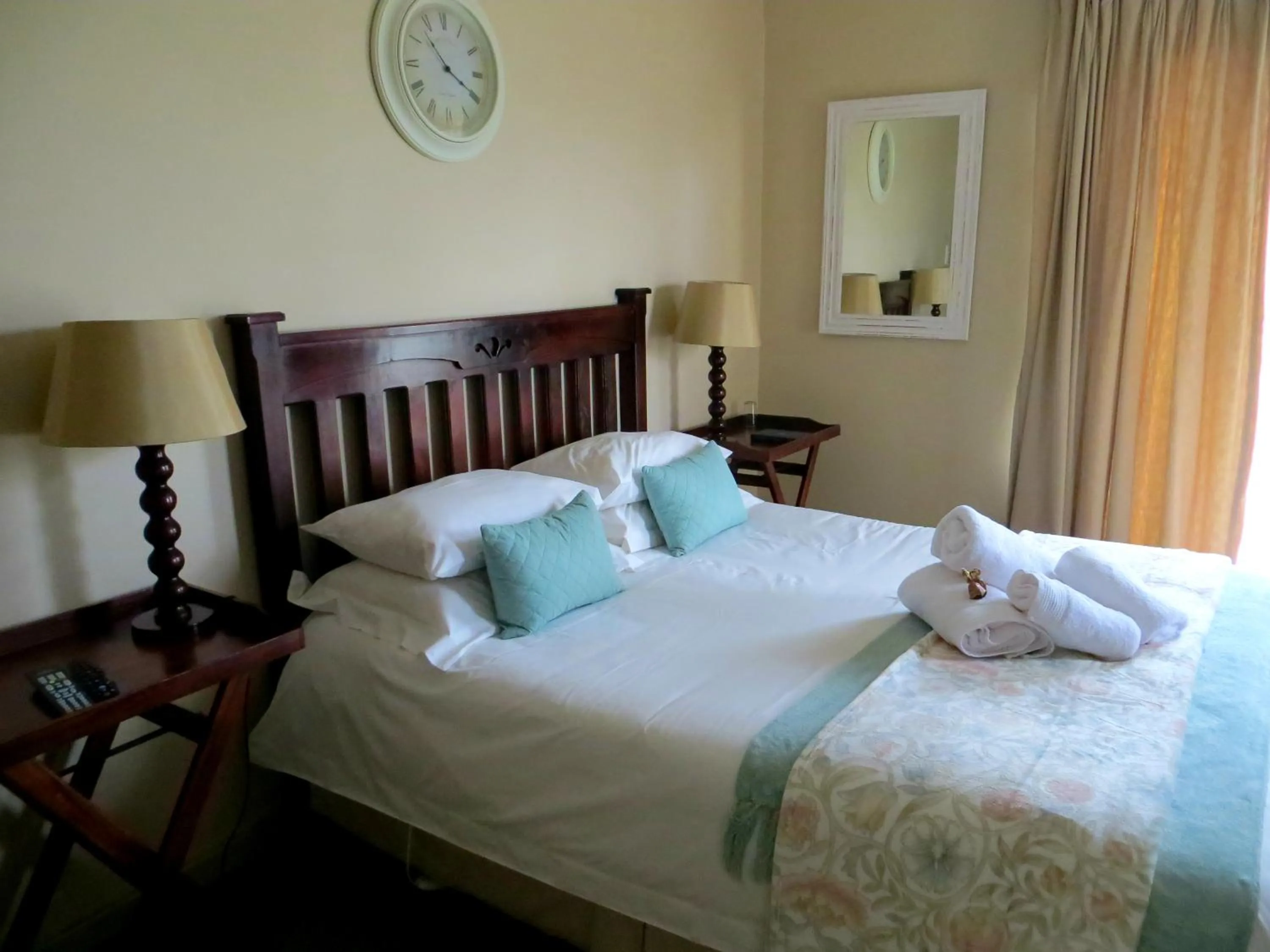 Bedroom, Bed in Ash River Lodge