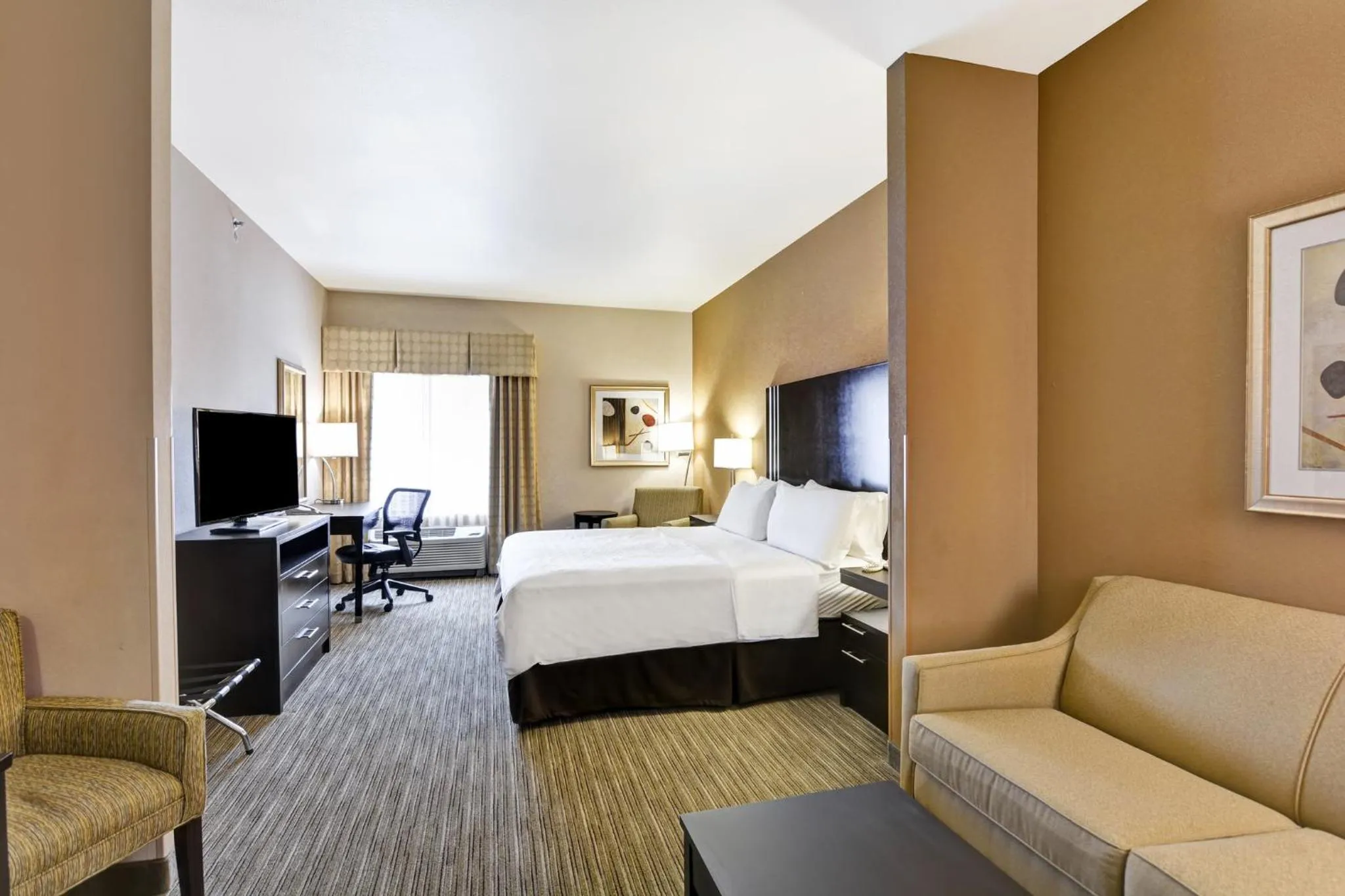 Photo of the whole room, Bed in Holiday Inn Express Hotel & Suites Milwaukee-New Berlin by IHG