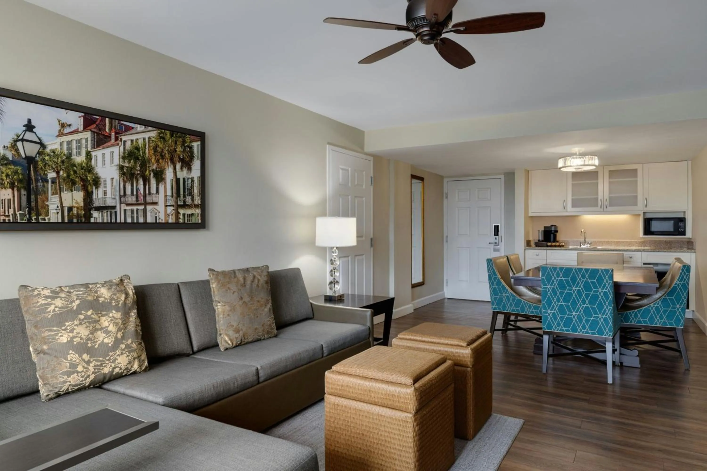 Living room in Courtyard by Marriott Charleston Historic District
