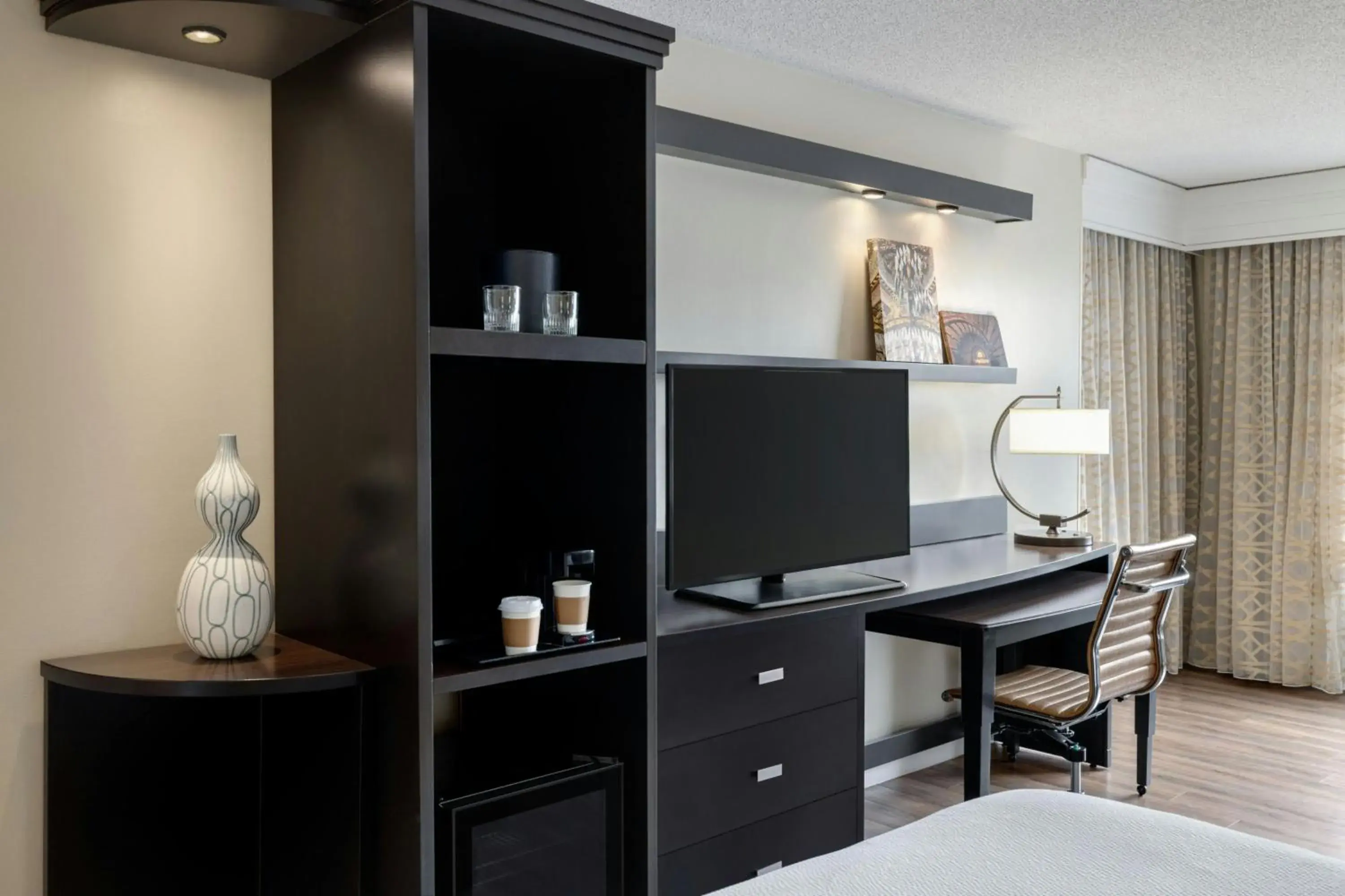 King Room with Sofa Bed in Courtyard by Marriott Charleston Historic District King Room with Sofa Bed in Courtyard by Marriott Charleston Historic District