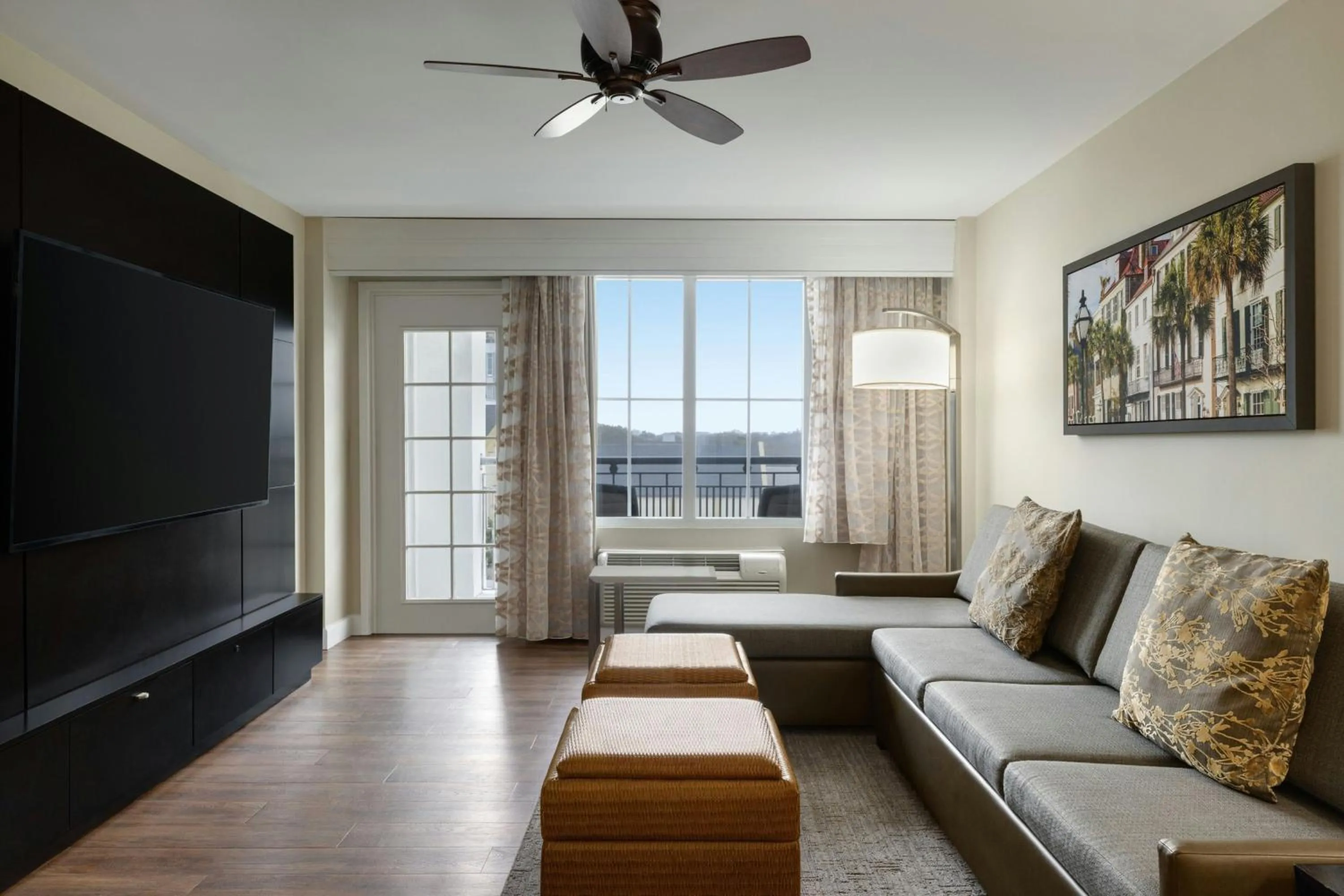 Bedroom in Courtyard by Marriott Charleston Historic District