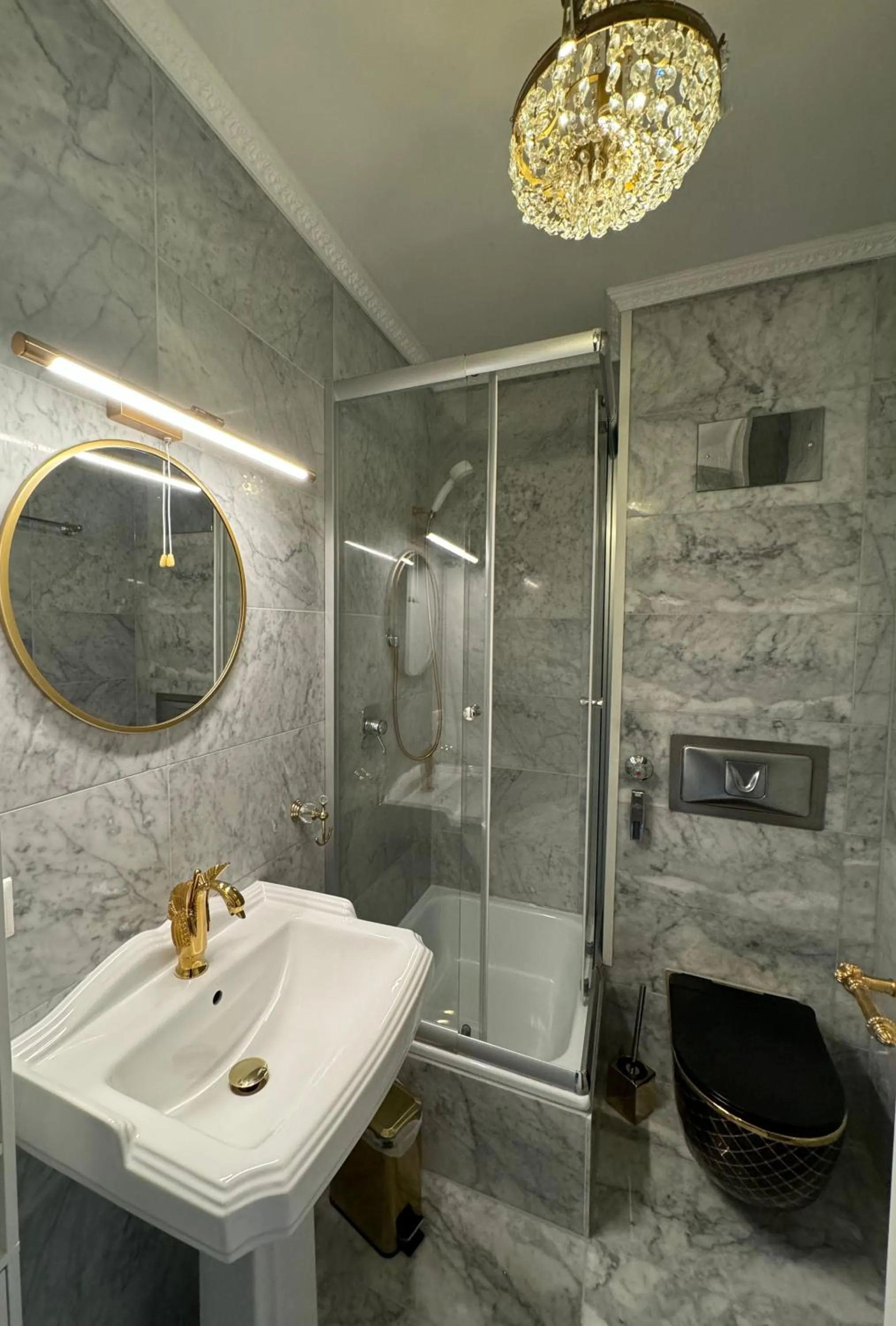 Shower in Schloss Kirchham Appartement - & Wellnessanlage