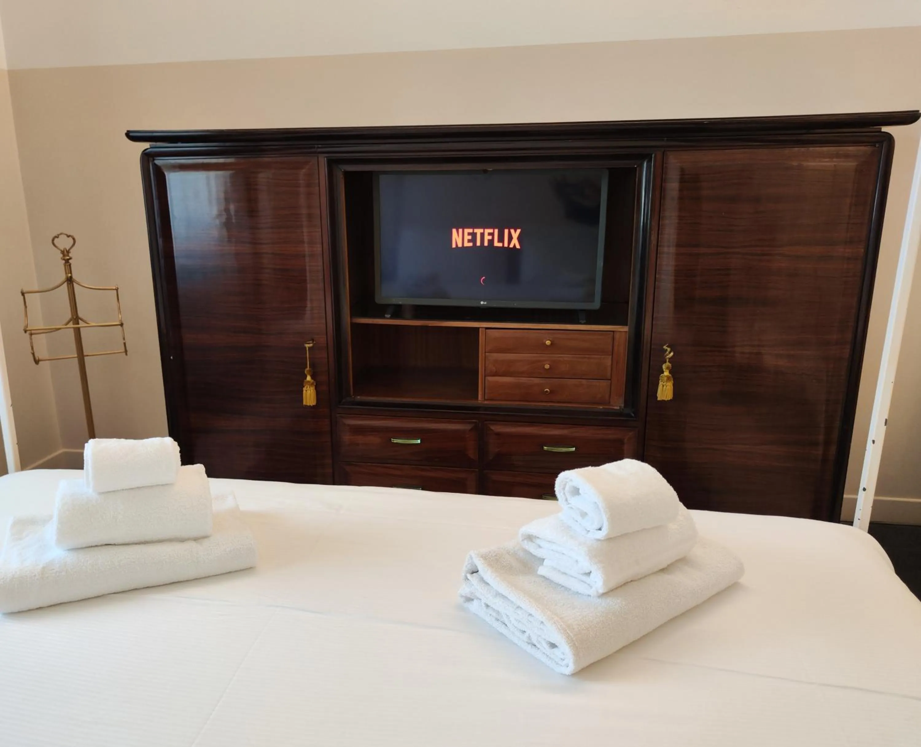 wardrobe, Bed in Vino e Oli Residenze