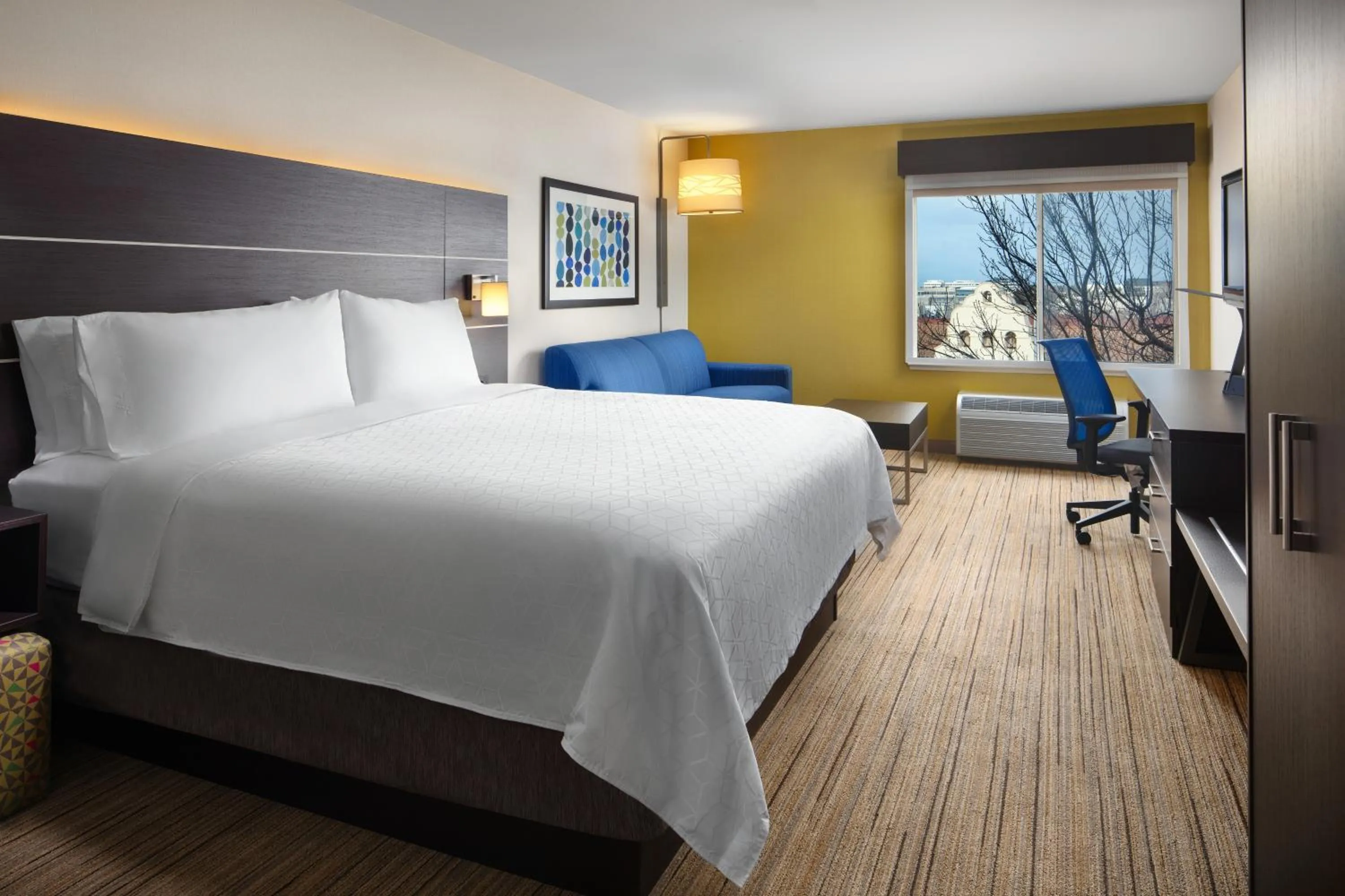 Photo of the whole room, Bed in Holiday Inn Express Hotel & Suites Belmont by IHG