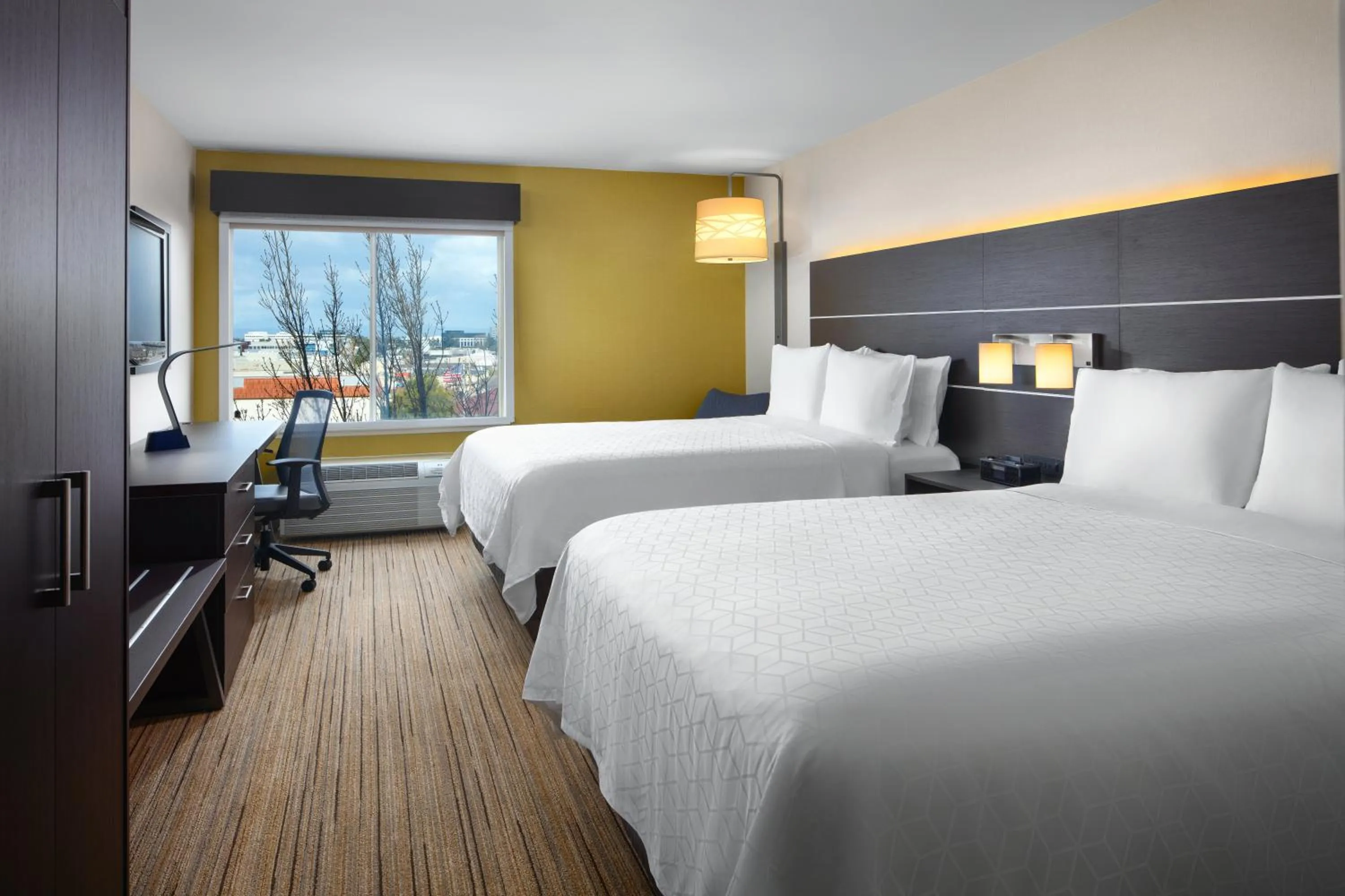 Photo of the whole room, Bed in Holiday Inn Express Hotel & Suites Belmont by IHG