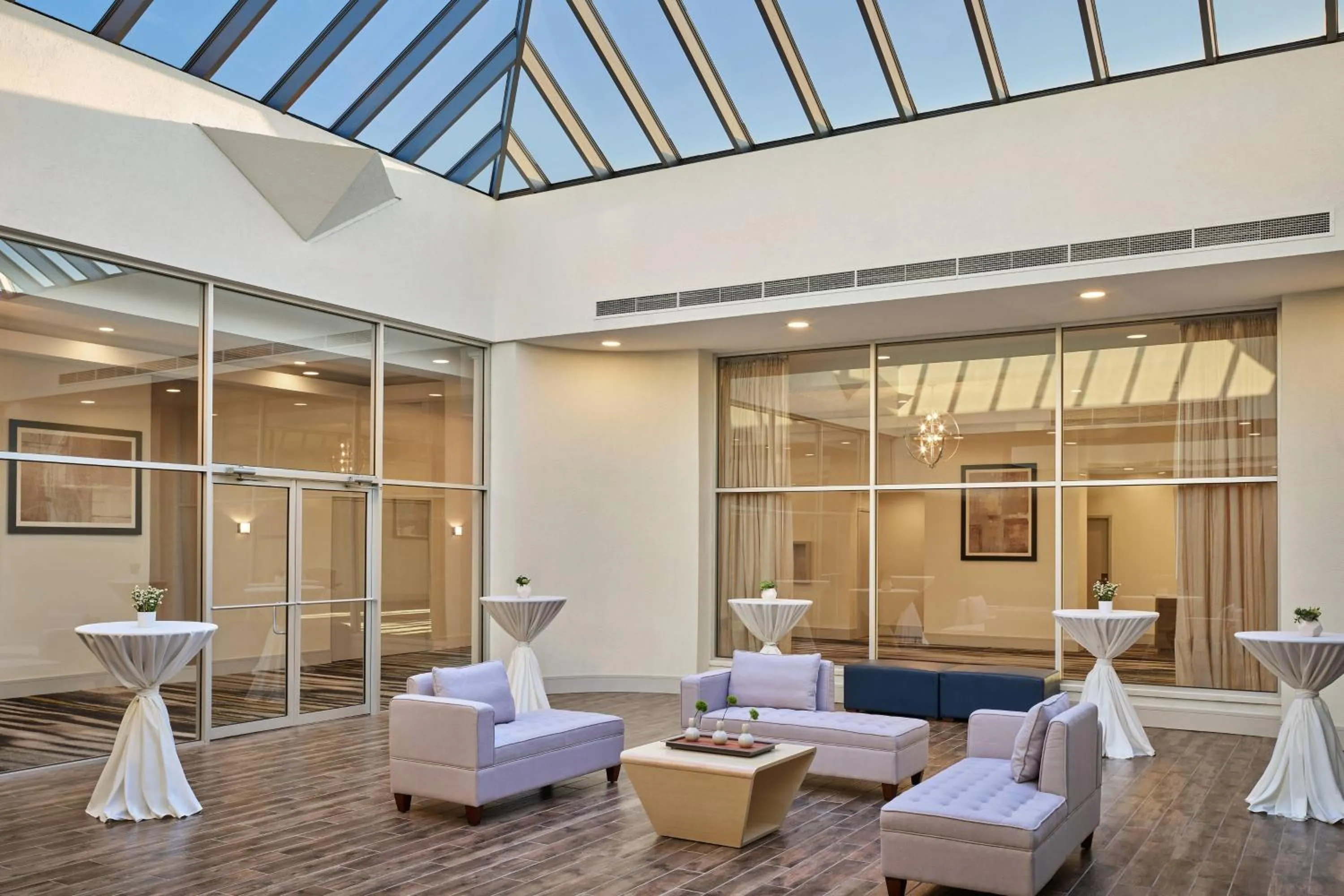 Meeting/conference room in Delta Hotels by Marriott Chicago Willowbrook