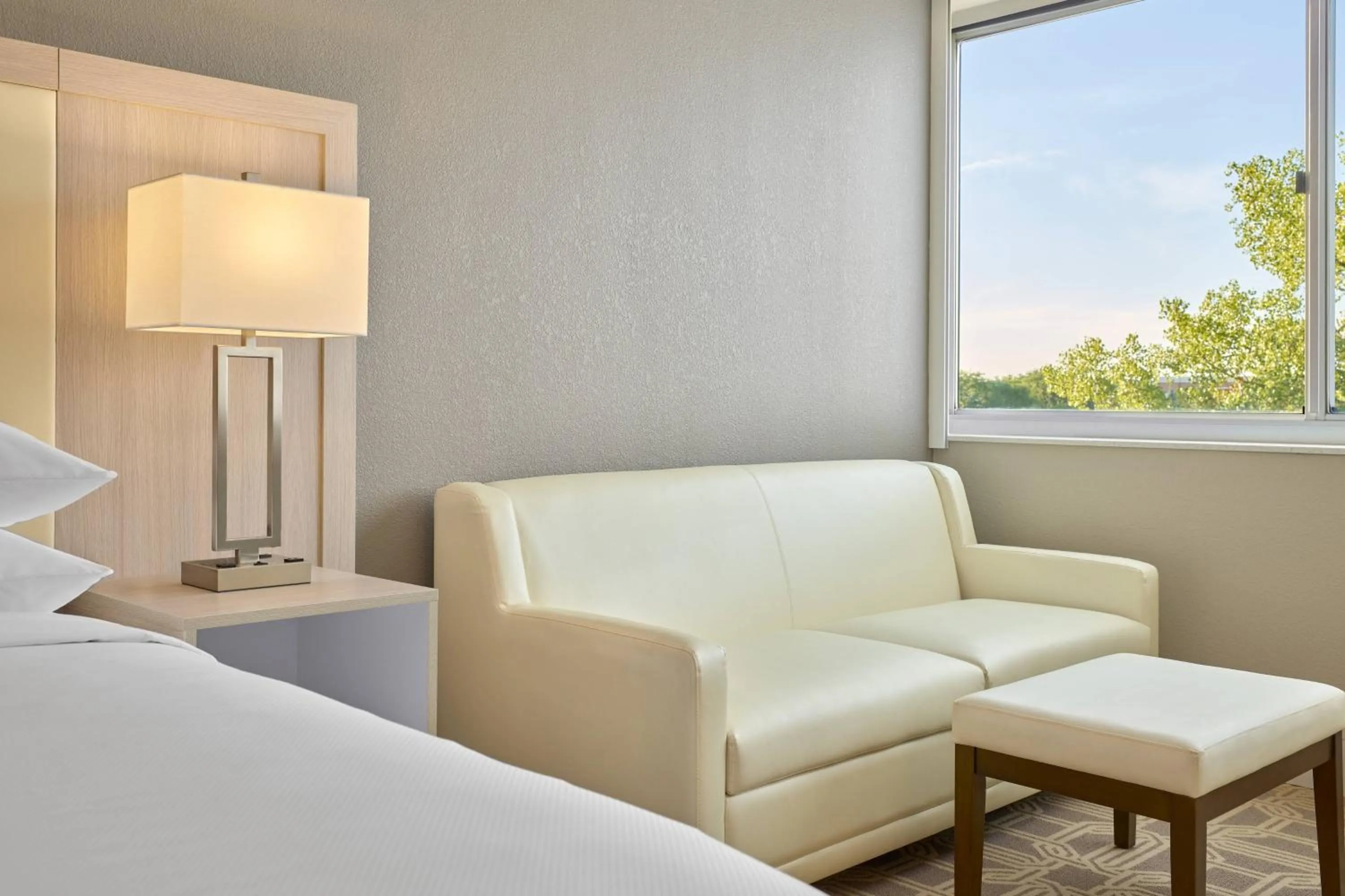 Photo of the whole room, Bed in Delta Hotels by Marriott Chicago Willowbrook