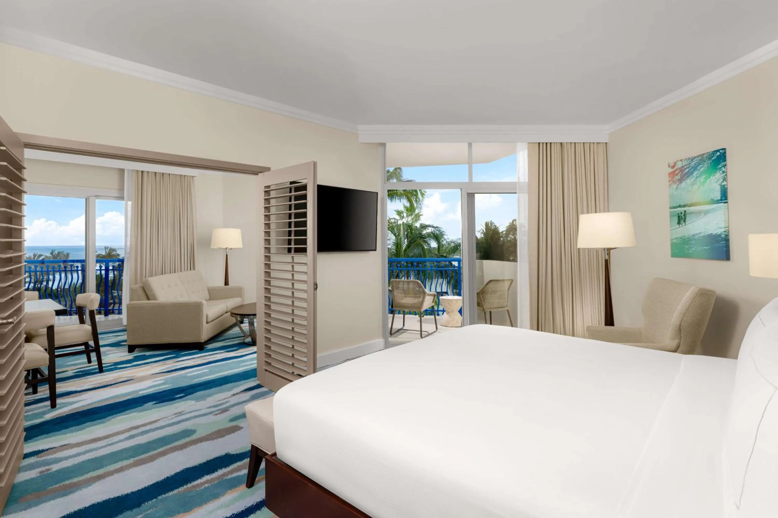 Living room, Bed in Hilton Aruba Caribbean Resort & Casino