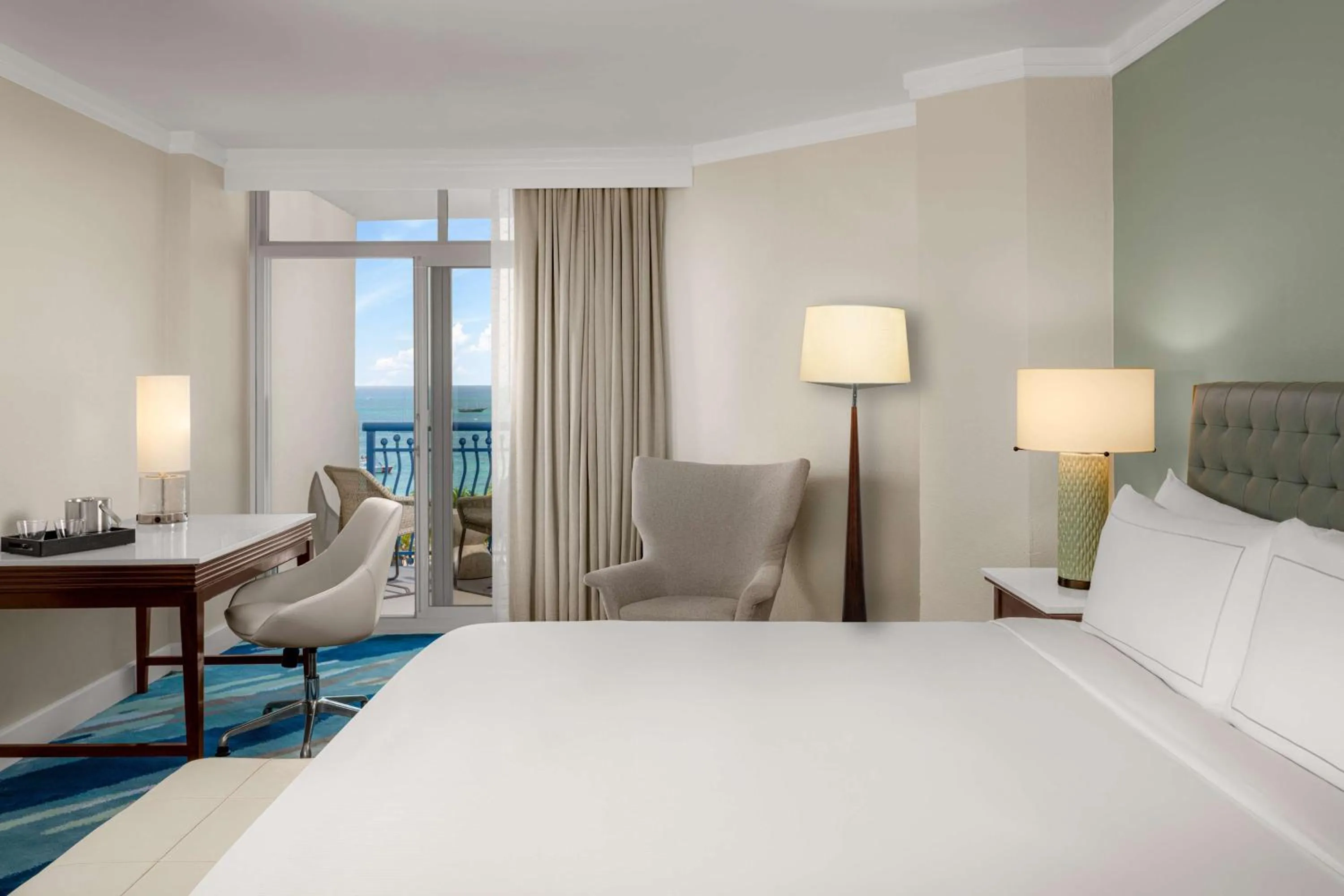 Bed in Hilton Aruba Caribbean Resort & Casino