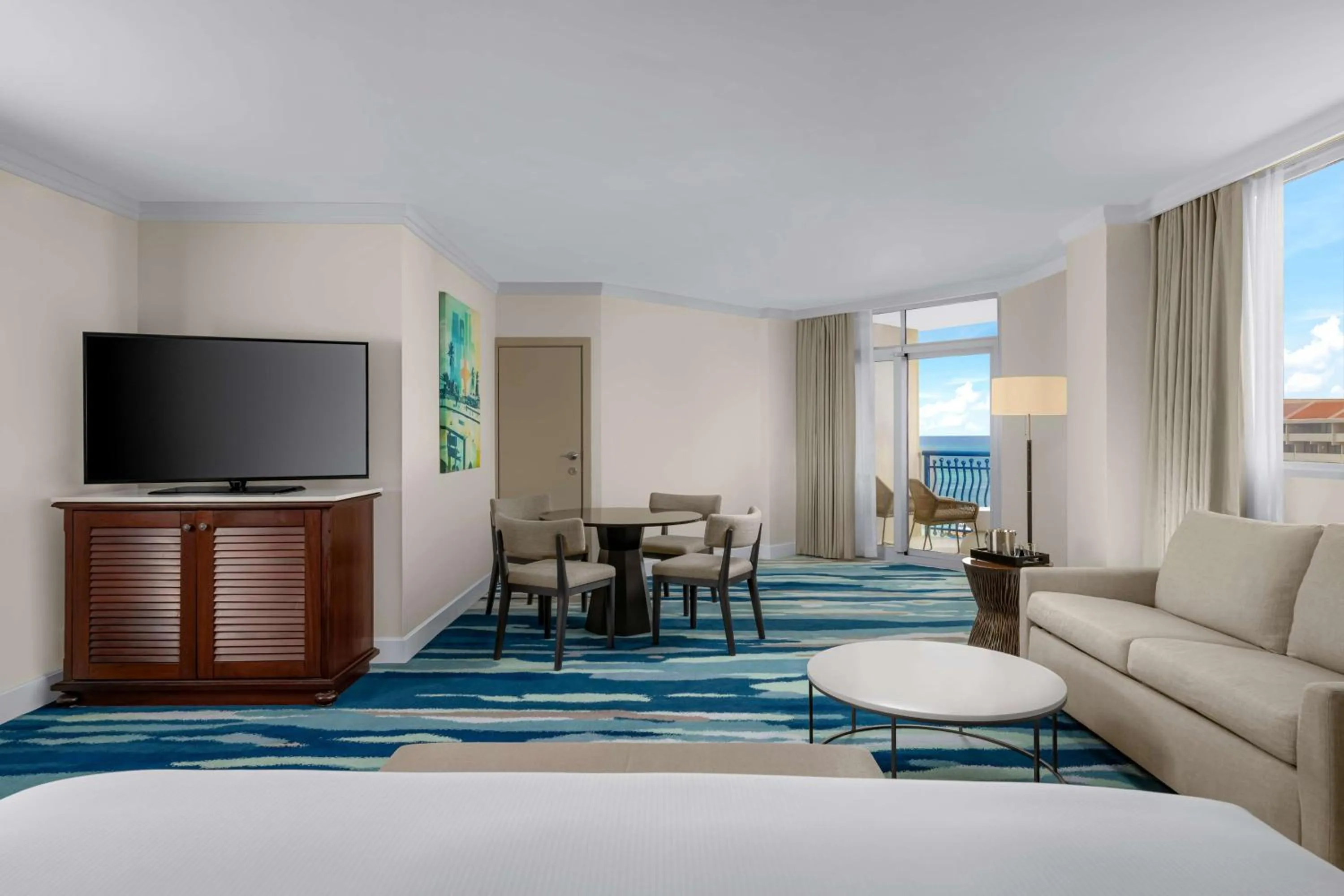 Living room, Bed in Hilton Aruba Caribbean Resort & Casino