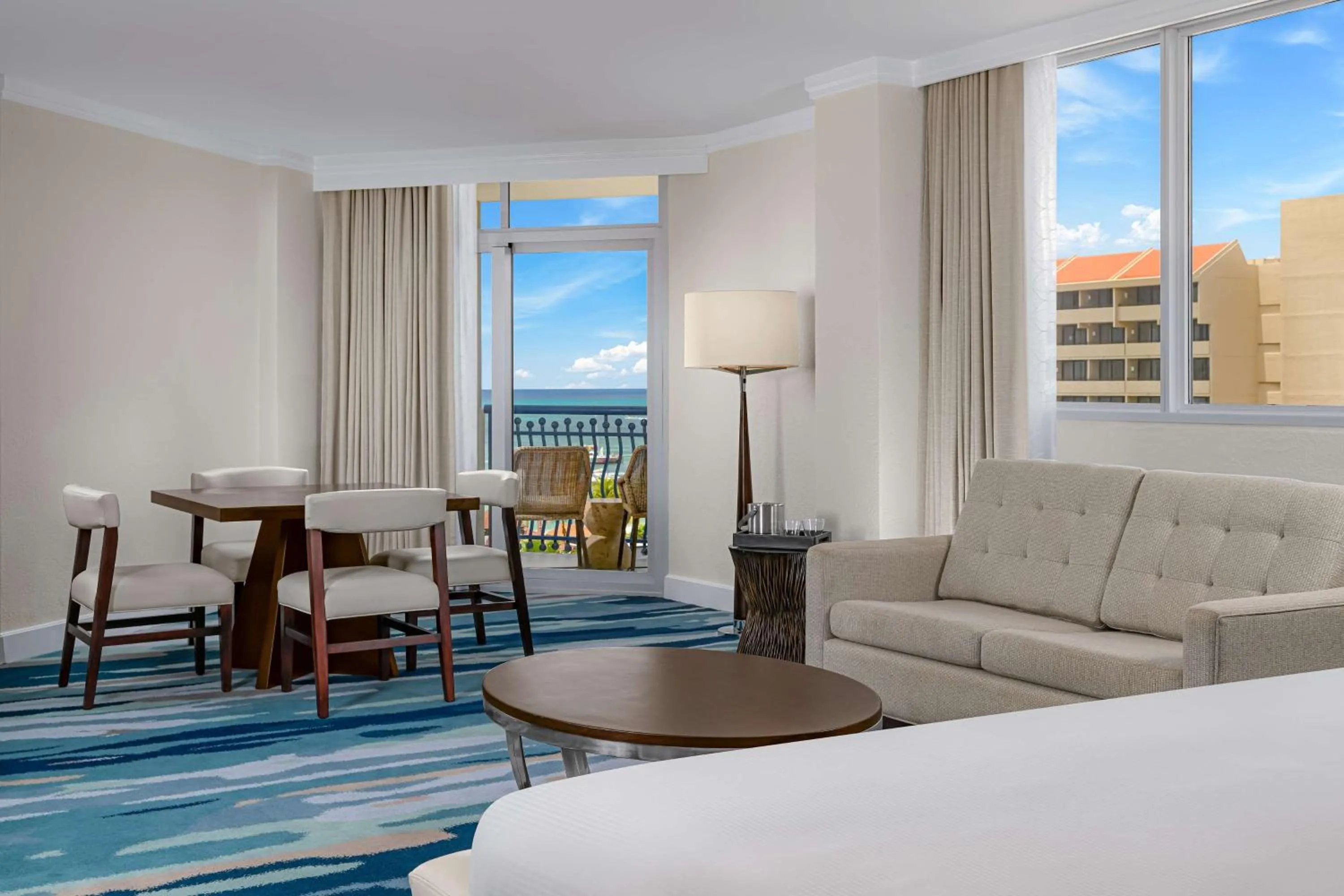 Living room, Bed in Hilton Aruba Caribbean Resort & Casino