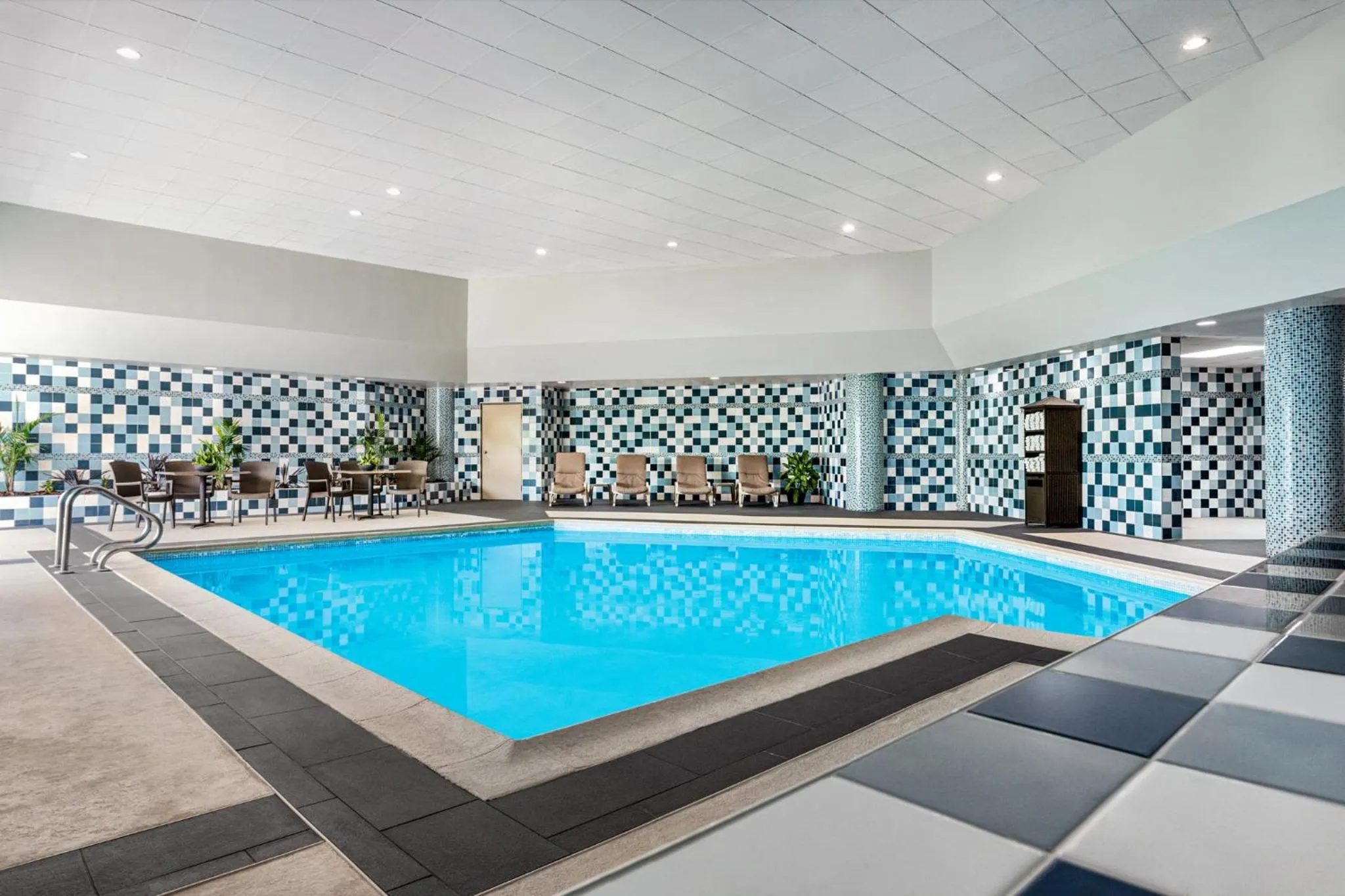 Swimming pool in Holiday Inn Louisville East - Hurstbourne by IHG