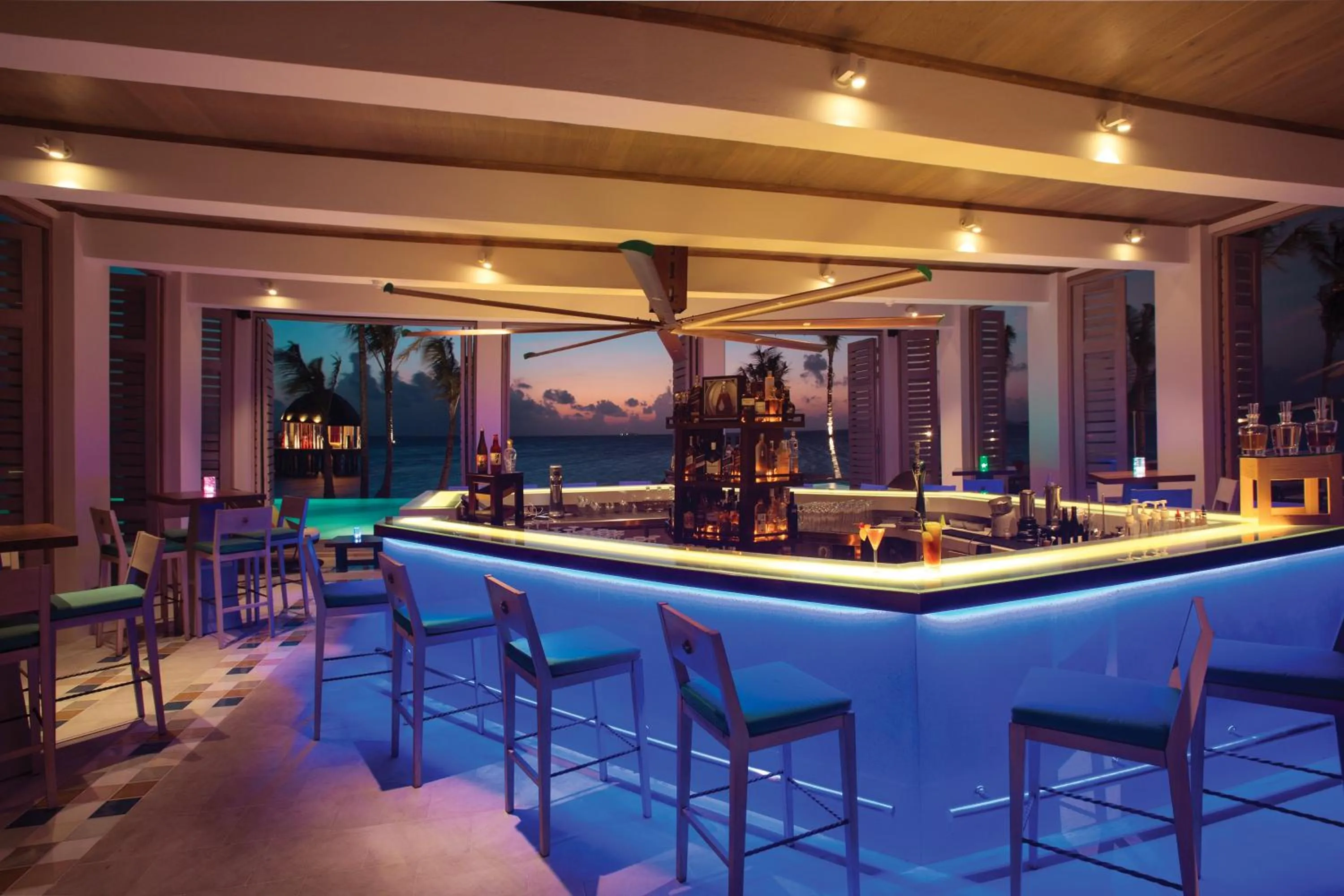 Lounge or bar in OZEN LIFE MAADHOO - Luxury All Inclusive with Free Transfers