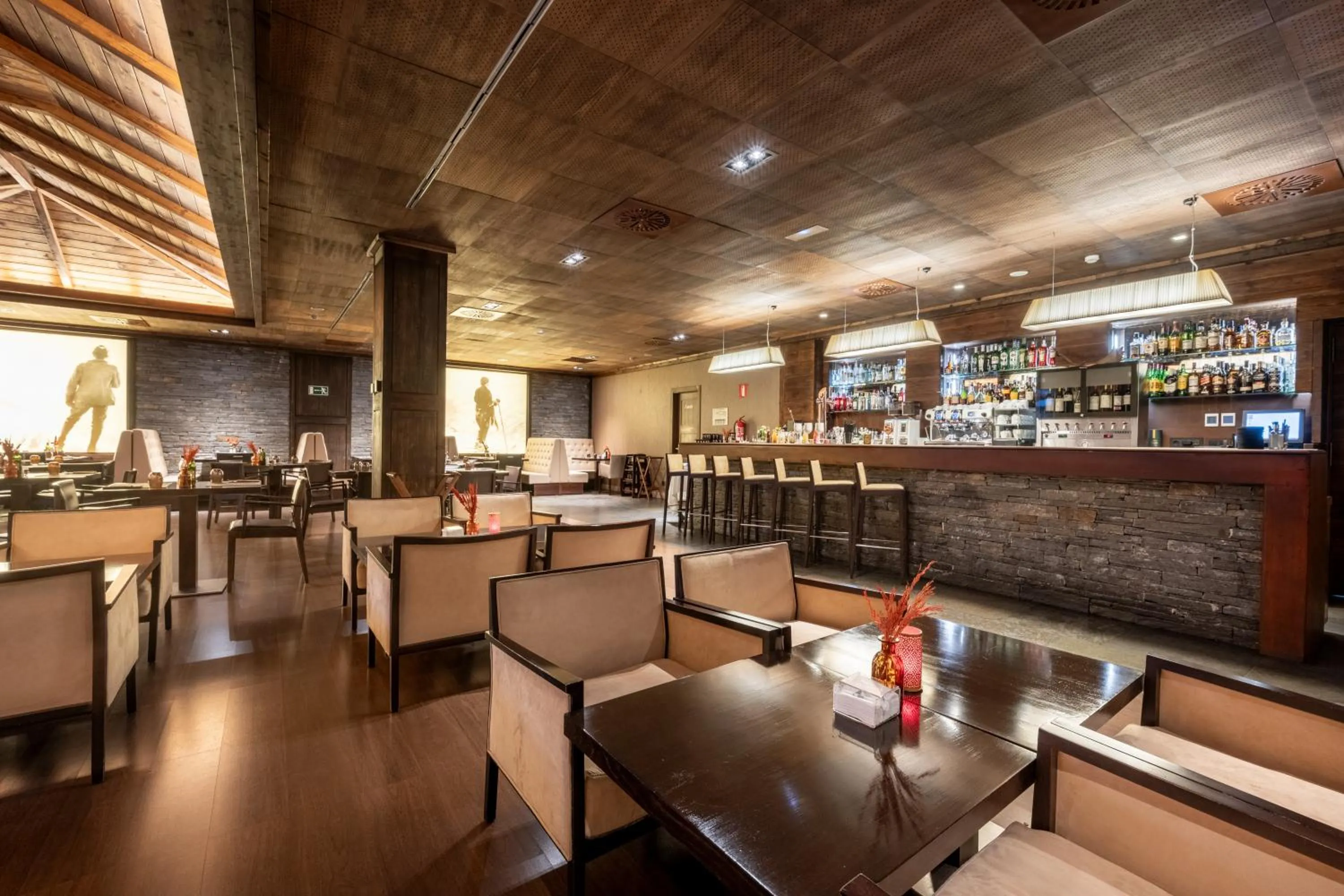 Restaurant/places to eat in Hotel Val de Neu G.L.