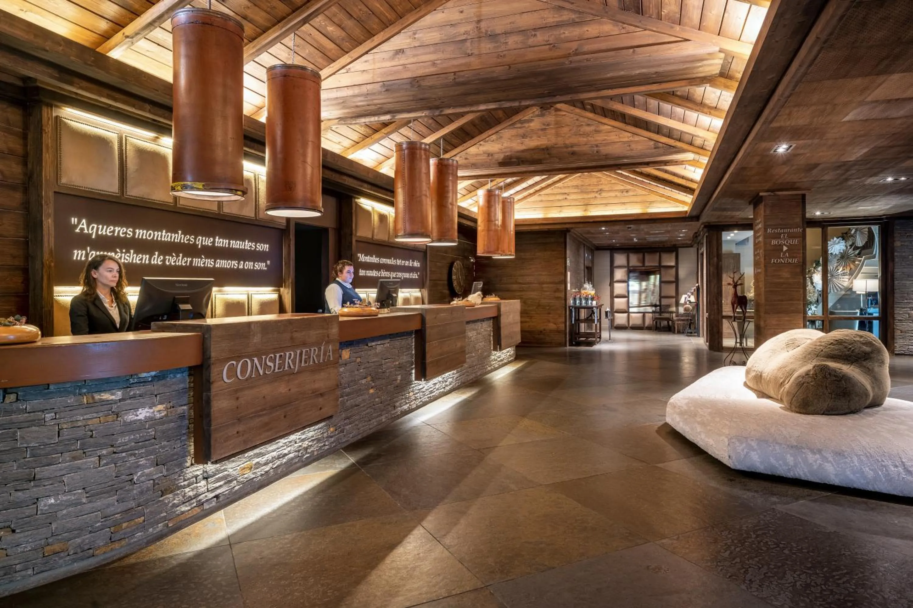 Lobby or reception in Hotel Val de Neu G.L.