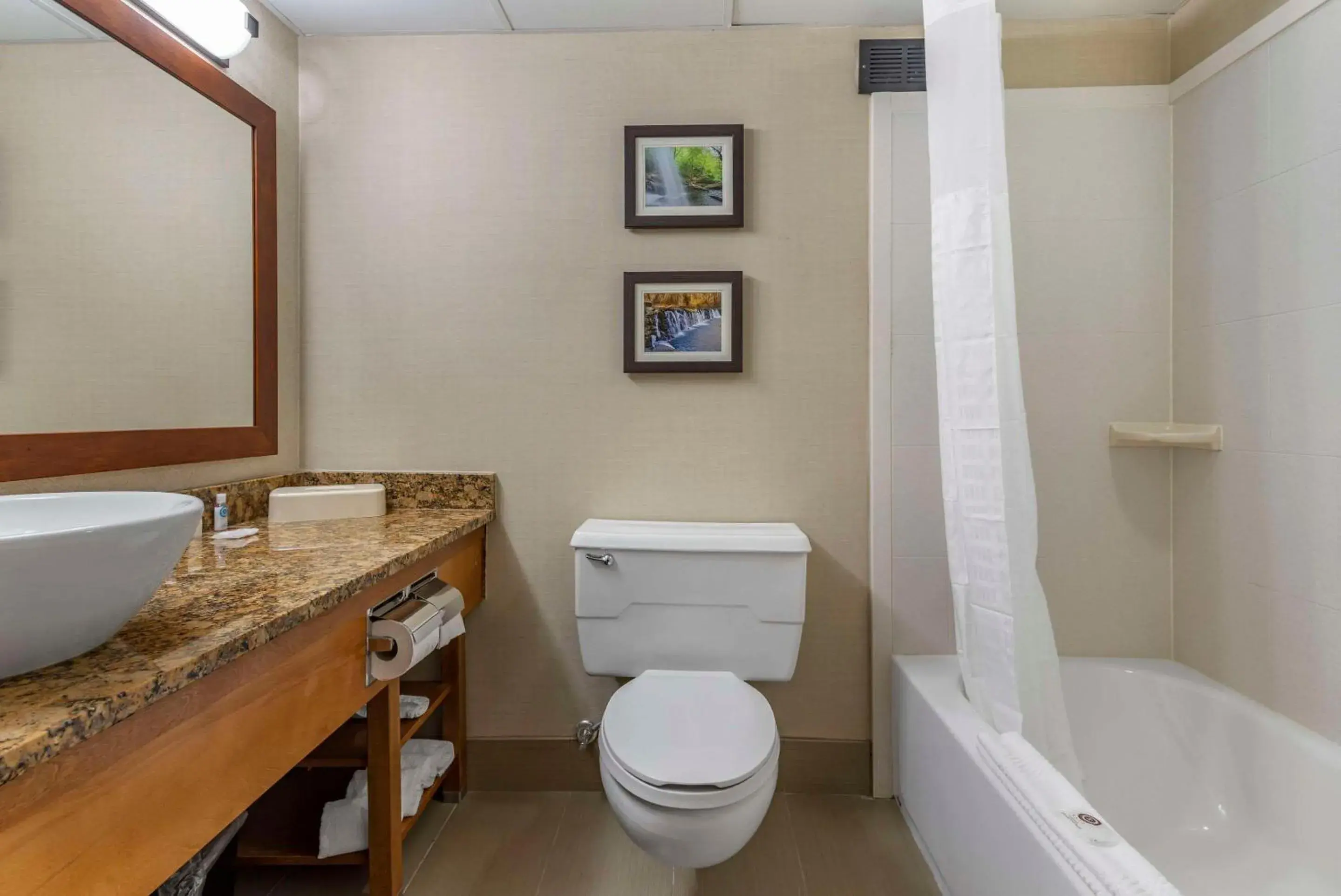 Bedroom in Comfort Inn & Suites Glen Mills - West Chester Bedroom in Comfort Inn & Suites Glen Mills - West Chester