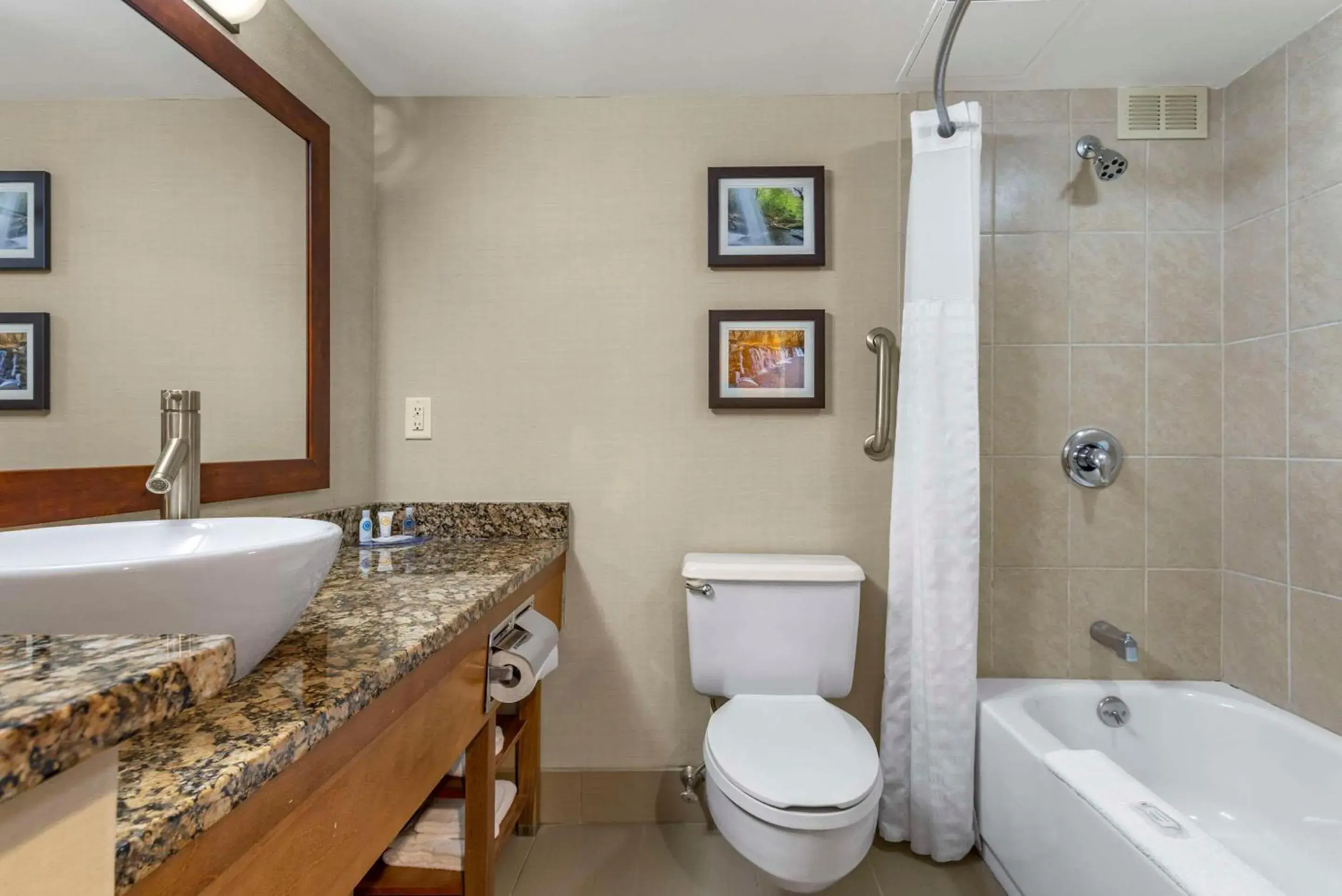 Bedroom in Comfort Inn & Suites Glen Mills - West Chester Bedroom in Comfort Inn & Suites Glen Mills - West Chester