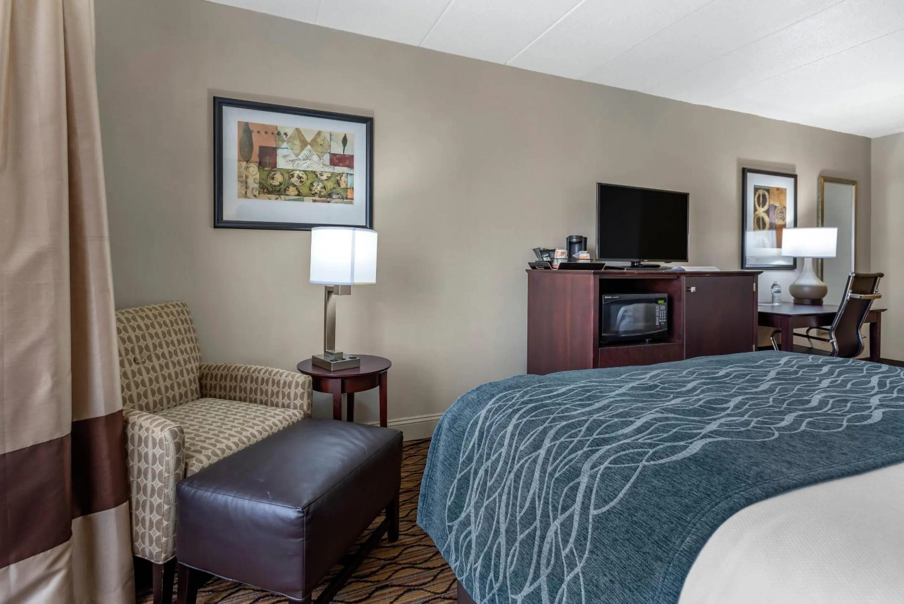 Bedroom, Bed in Comfort Inn & Suites Glen Mills - West Chester